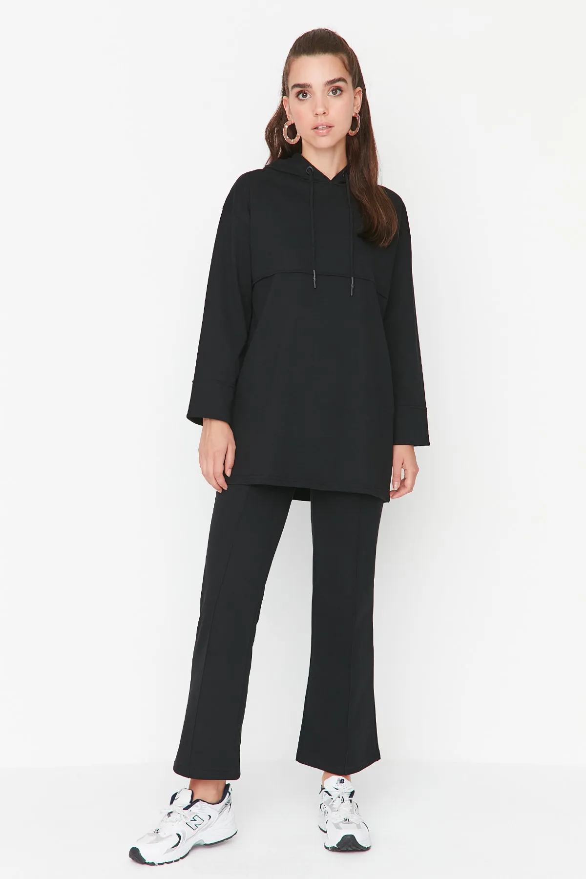 Trendyol Modest  Schwarzes Strick-Trainingsanzug-Set mit Kapuze TCTAW23EN00012