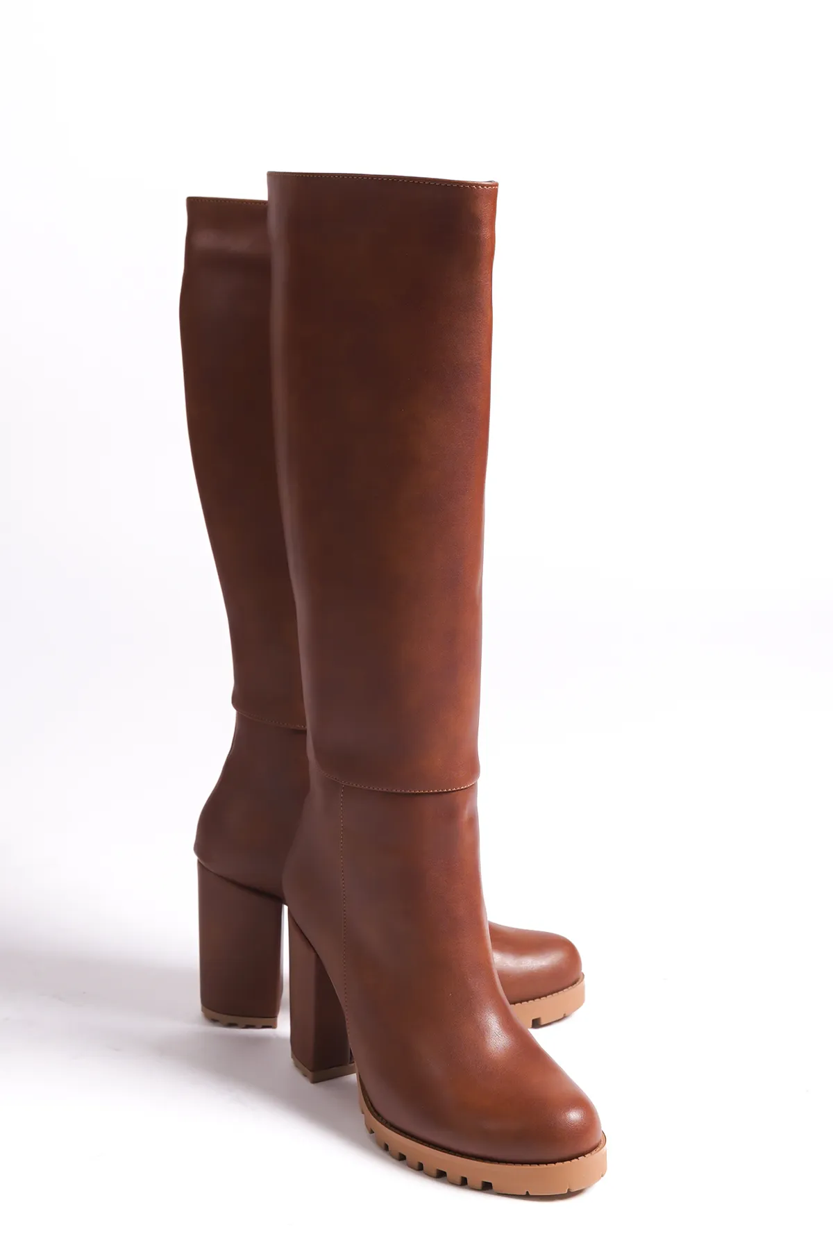 Capone Outfitters  Damenstiefel mit runder Zehenpartie und Trac-Sohle und mittlerem Absatz