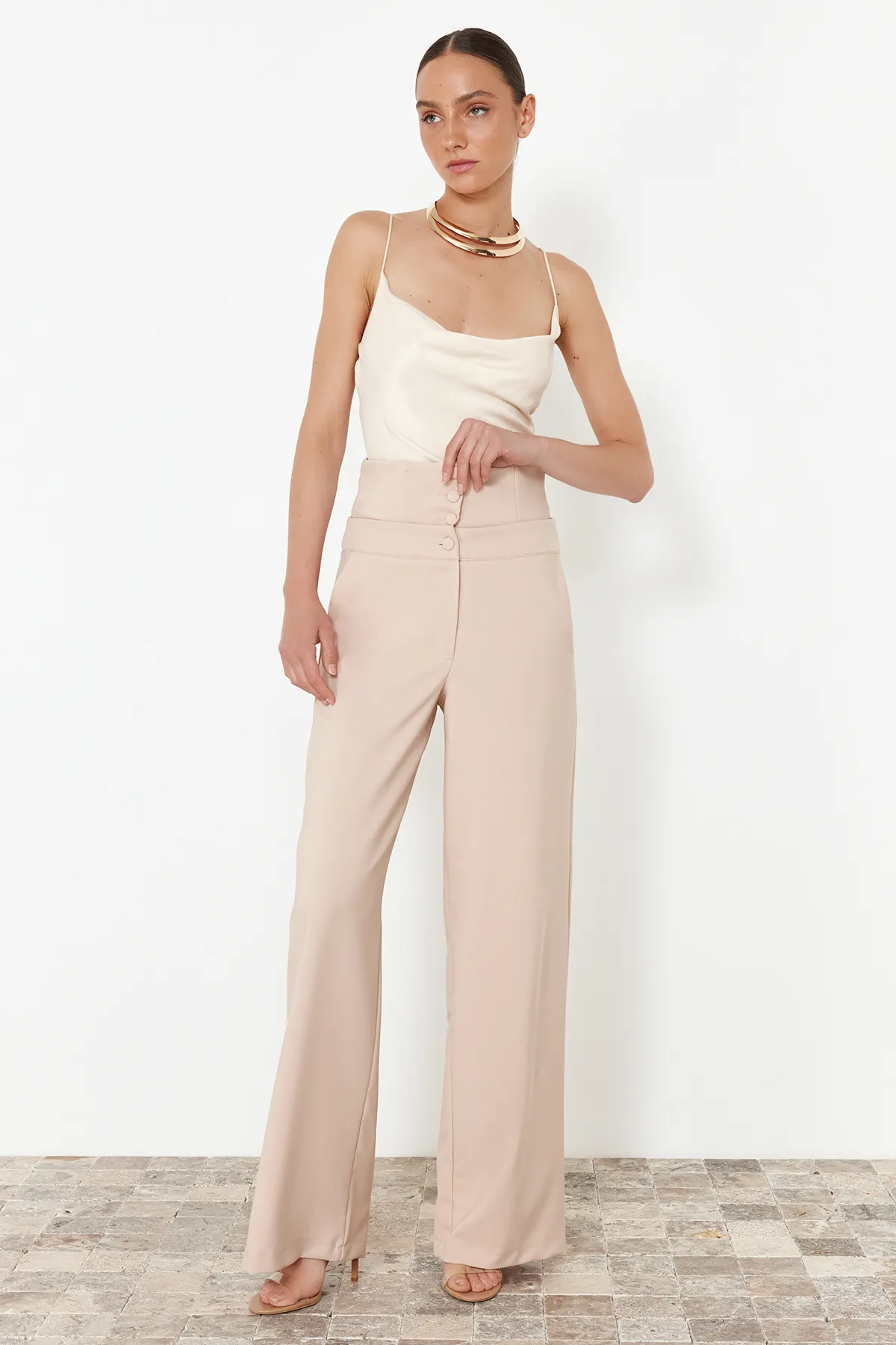 Trendyol Collection  Gewebte Hose mit Korsettdetail in Stein TPRSS23PL00033