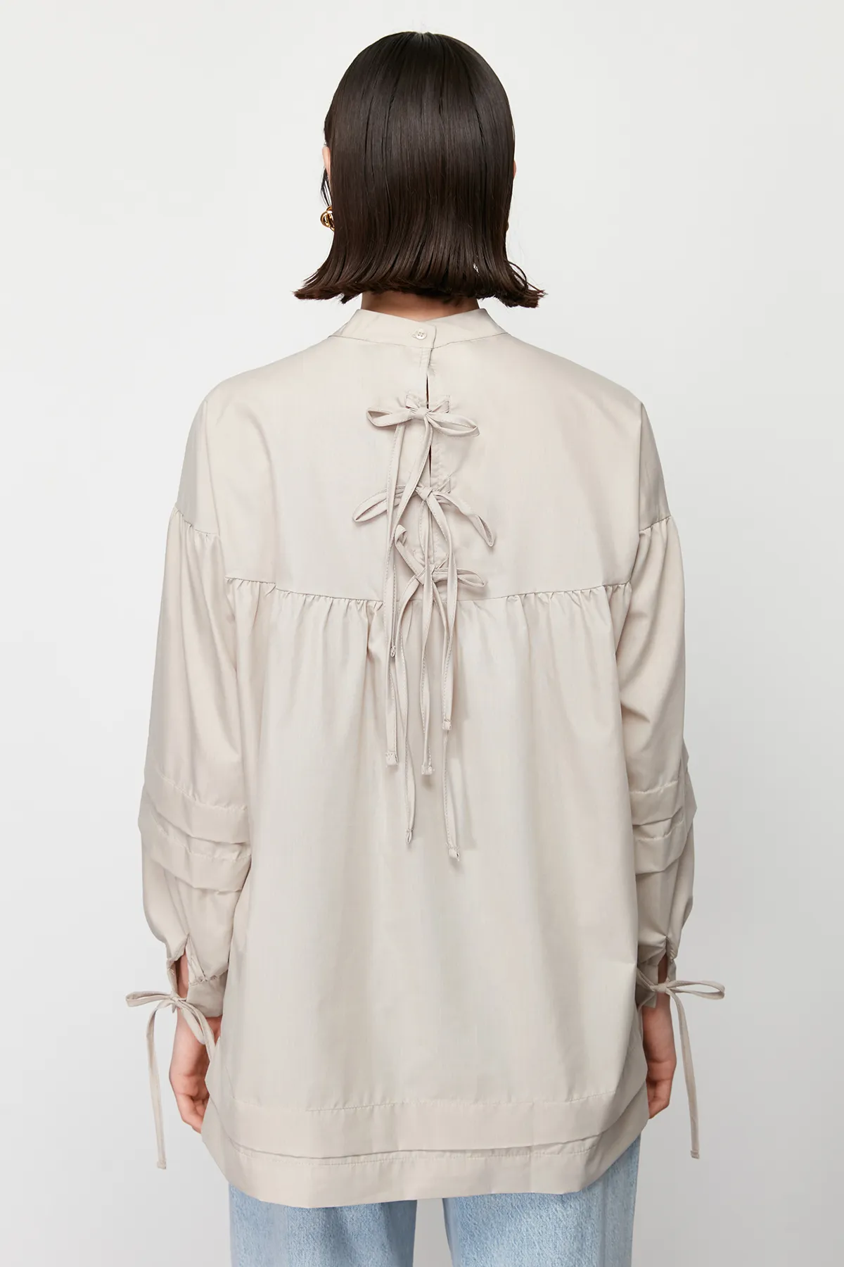 Trendyol Modest  Gewebtes Baumwollhemd mit Bindedetail auf der Rückseite in Stein TCTSS24UK00020