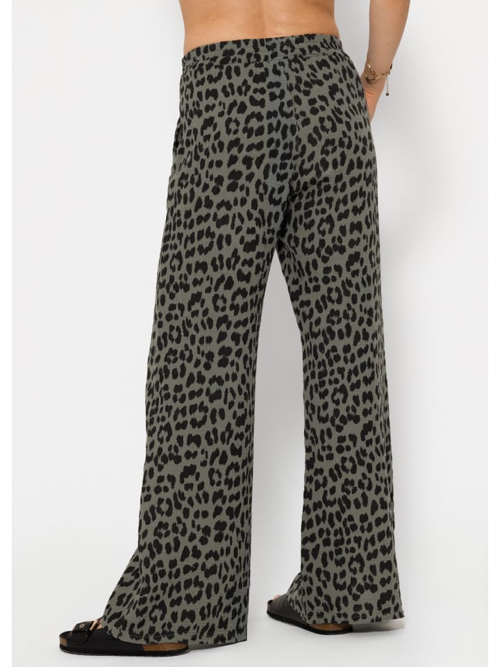 SASSYCLASSY Musselin Pants mit weitem Bein in Leo-Print in Khaki günstig kaufen