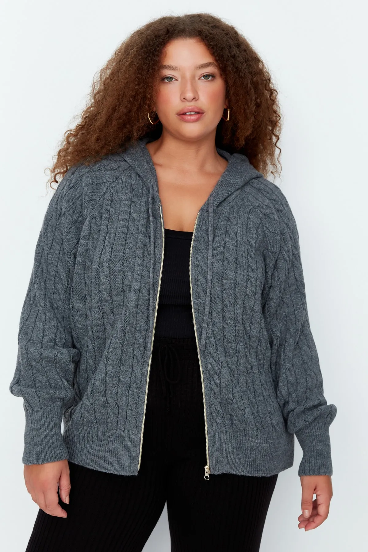Trendyol Curve  Anthrazitfarbener Strick-Cardigan mit Kapuze und Reißverschluss TBBAW23AV00051