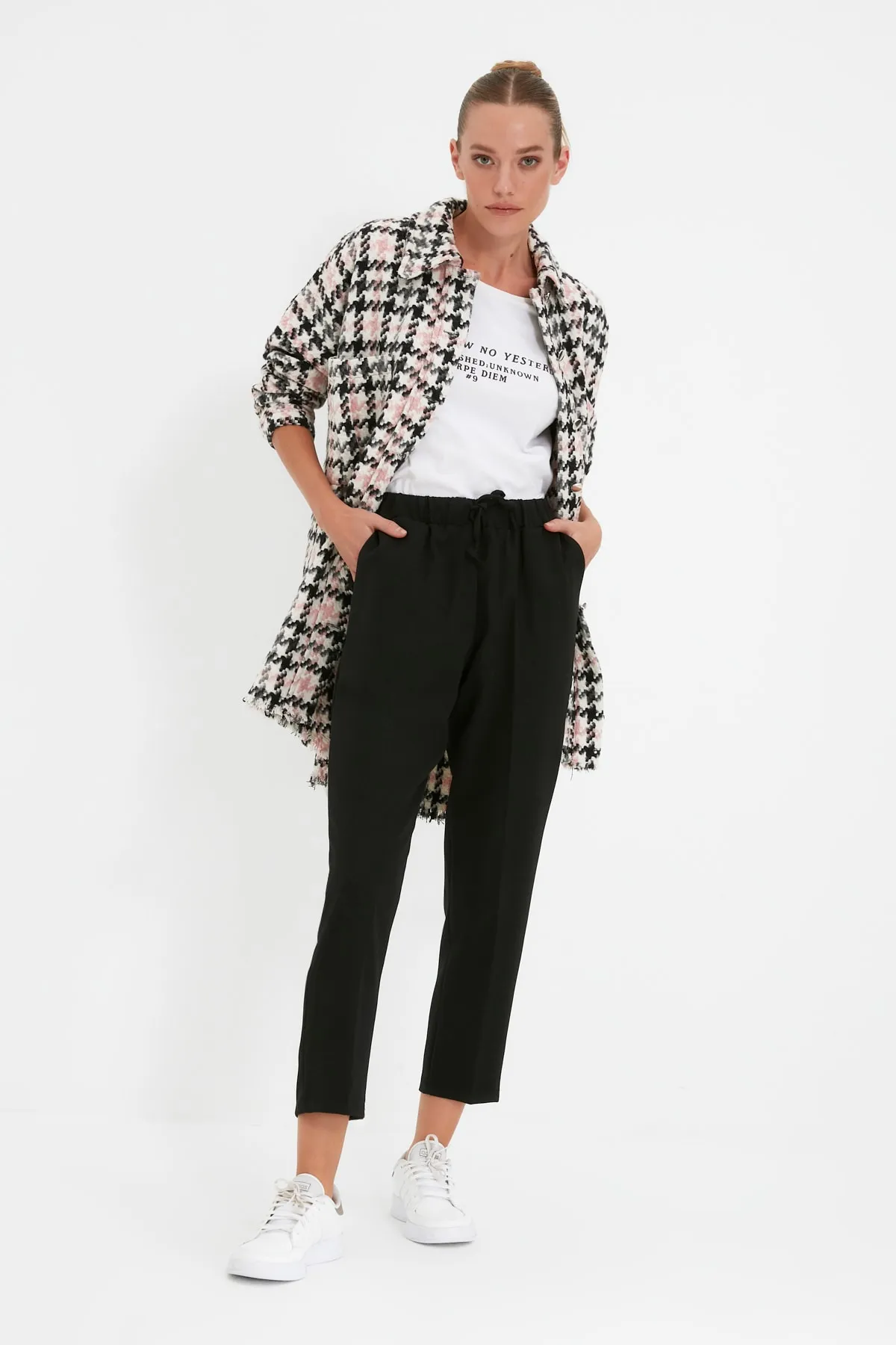 Trendyol Collection  Schwarze, detaillierte Jogger-Webhose mit Krawatte TWOSS19ST0212