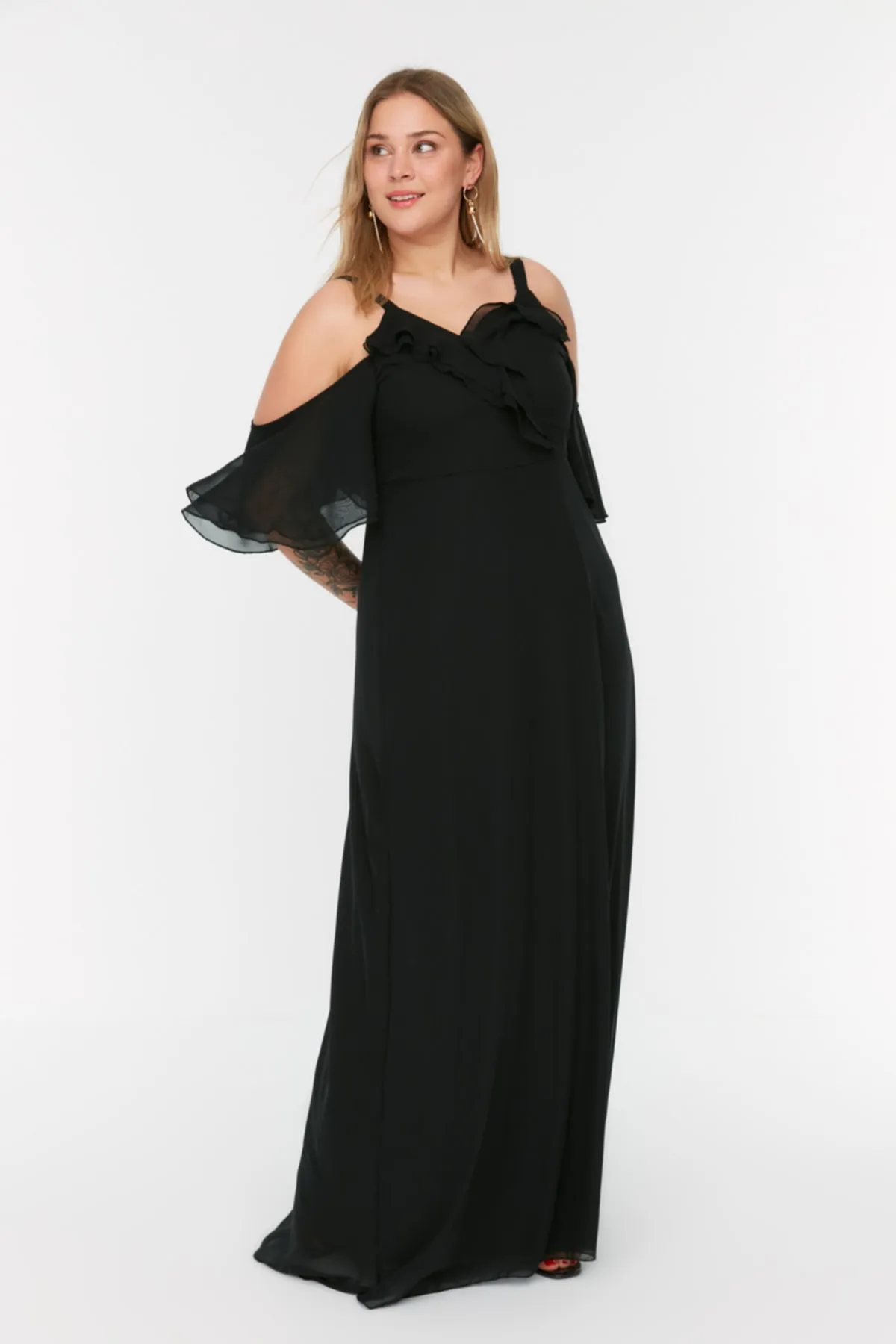 Trendyol Curve  Schwarzes gewebtes Chiffon-Abendkleid mit zweireihigem Kragen TBBSS22AH0178