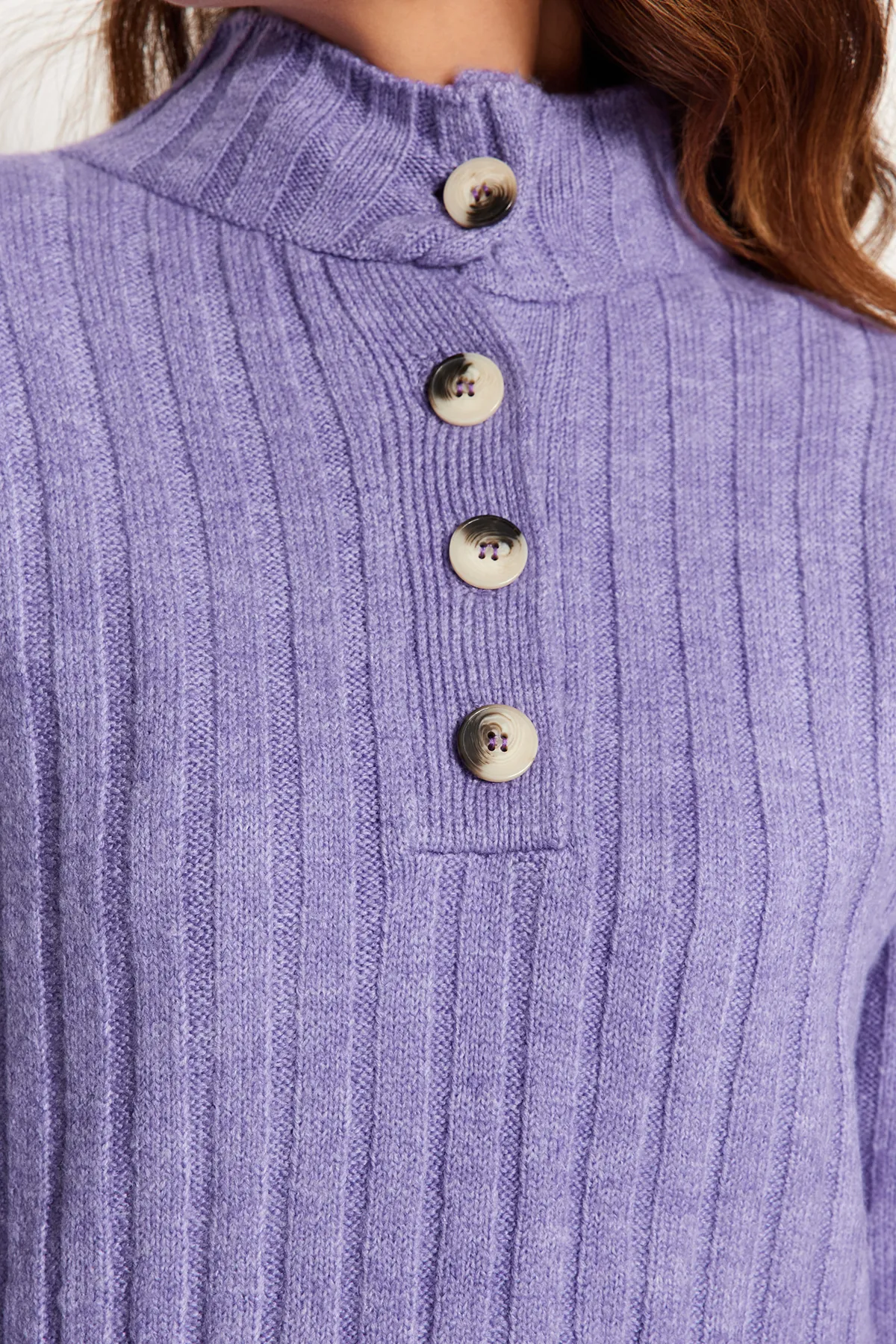 Trendyol Modest  Gerippter Strickpullover mit lilafarbenem Kragen und Knöpfen TCTAW23AK00035