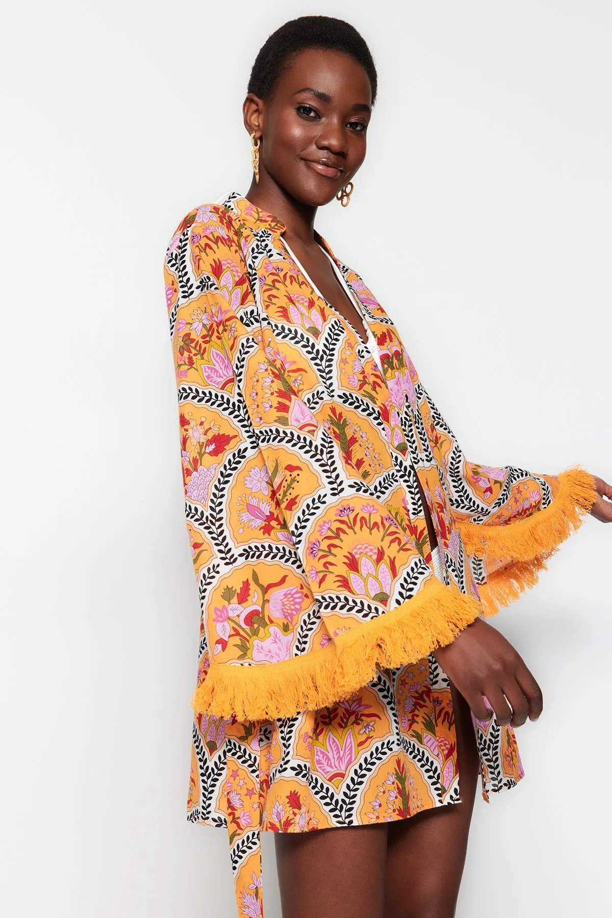 Trendyol Collection  Blumengemusterter Mini-Kimono und Kaftan aus 100 % Baumwolle TBESS23KM00004