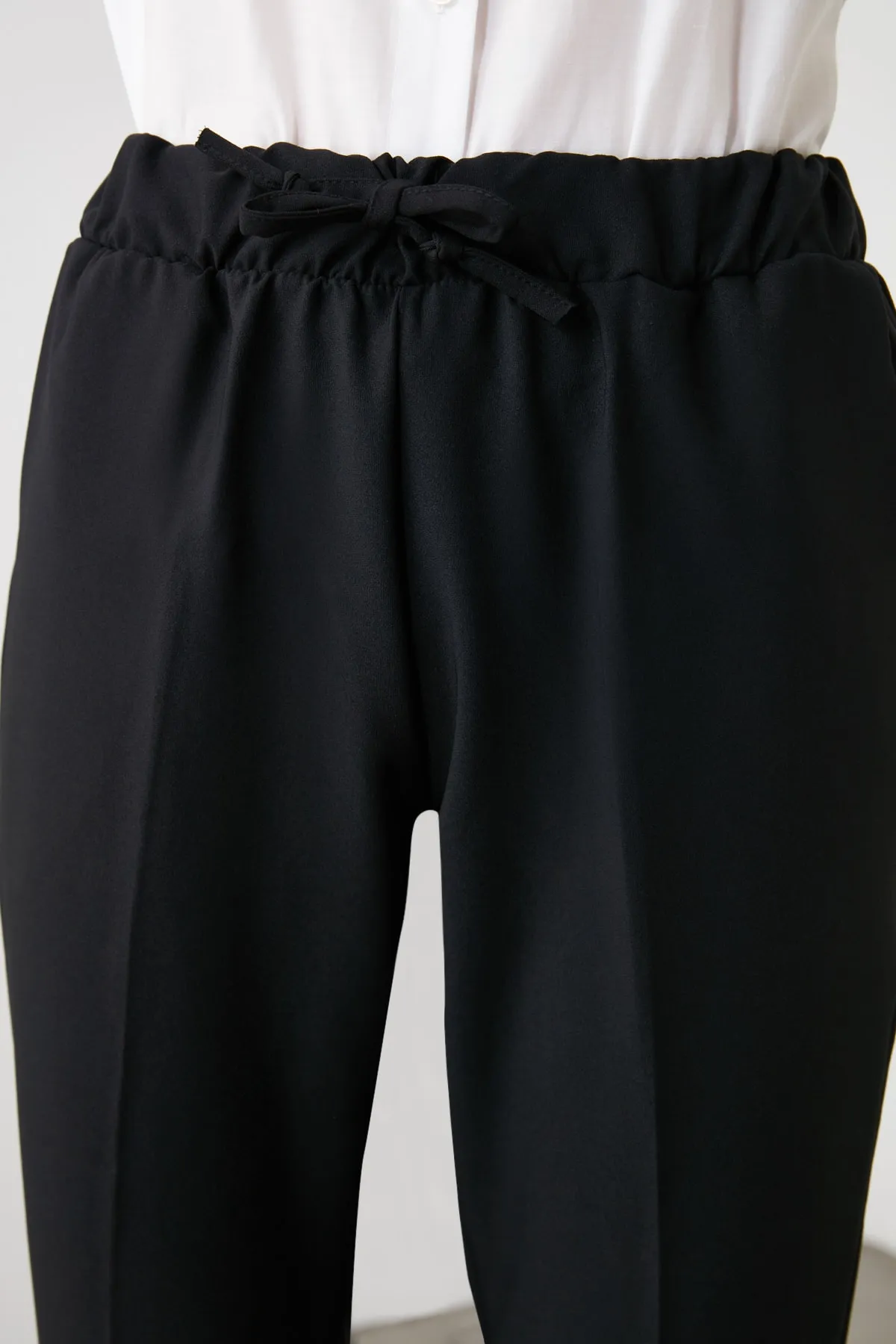 Trendyol Collection  Schwarze, detaillierte Jogger-Webhose mit Krawatte TWOSS19ST0212