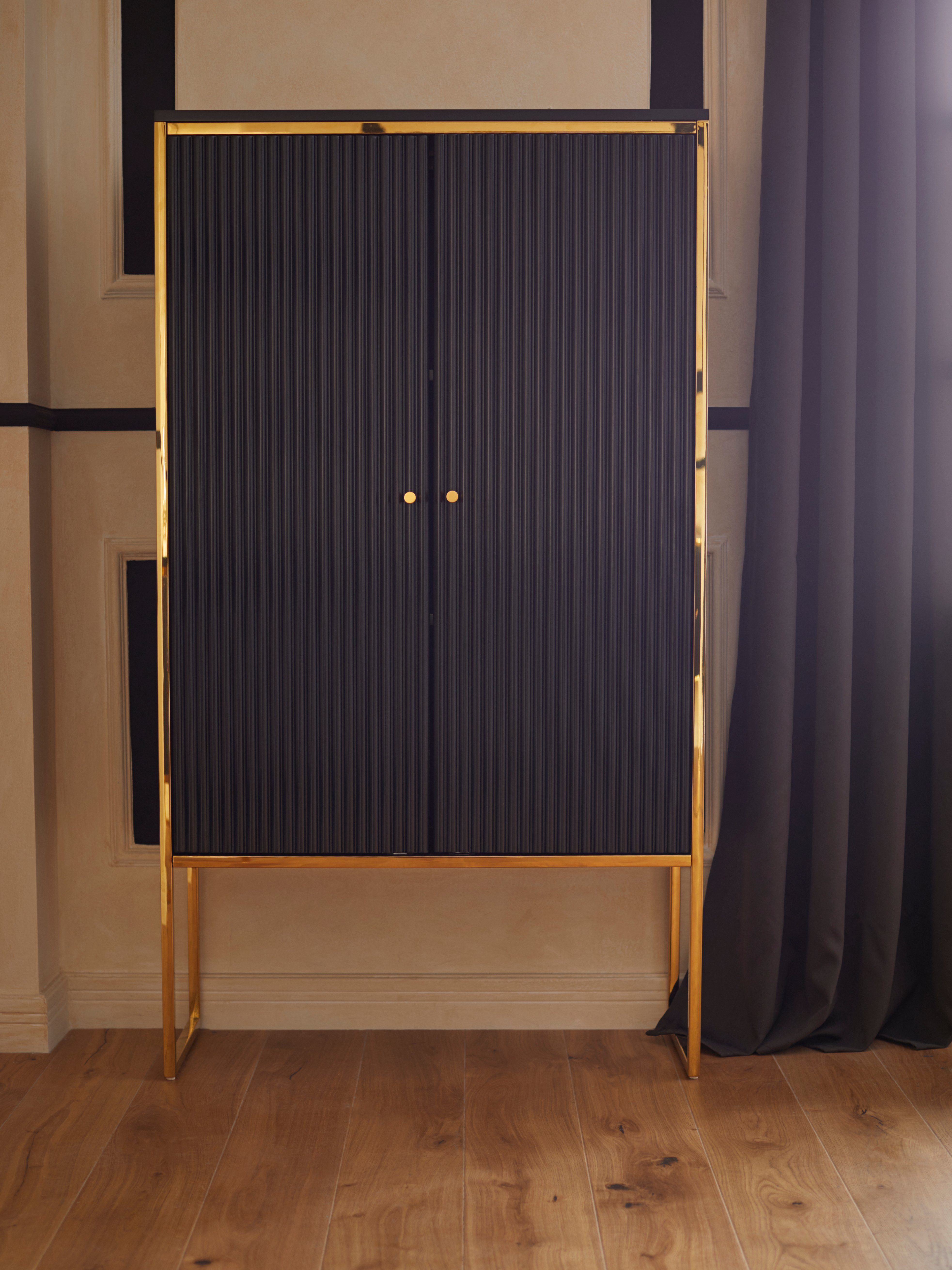 Guido Maria Kretschmer Home&Living Highboard Woodly, modernes Design, mit goldfarbenen Absätzen, viel Stauraum
