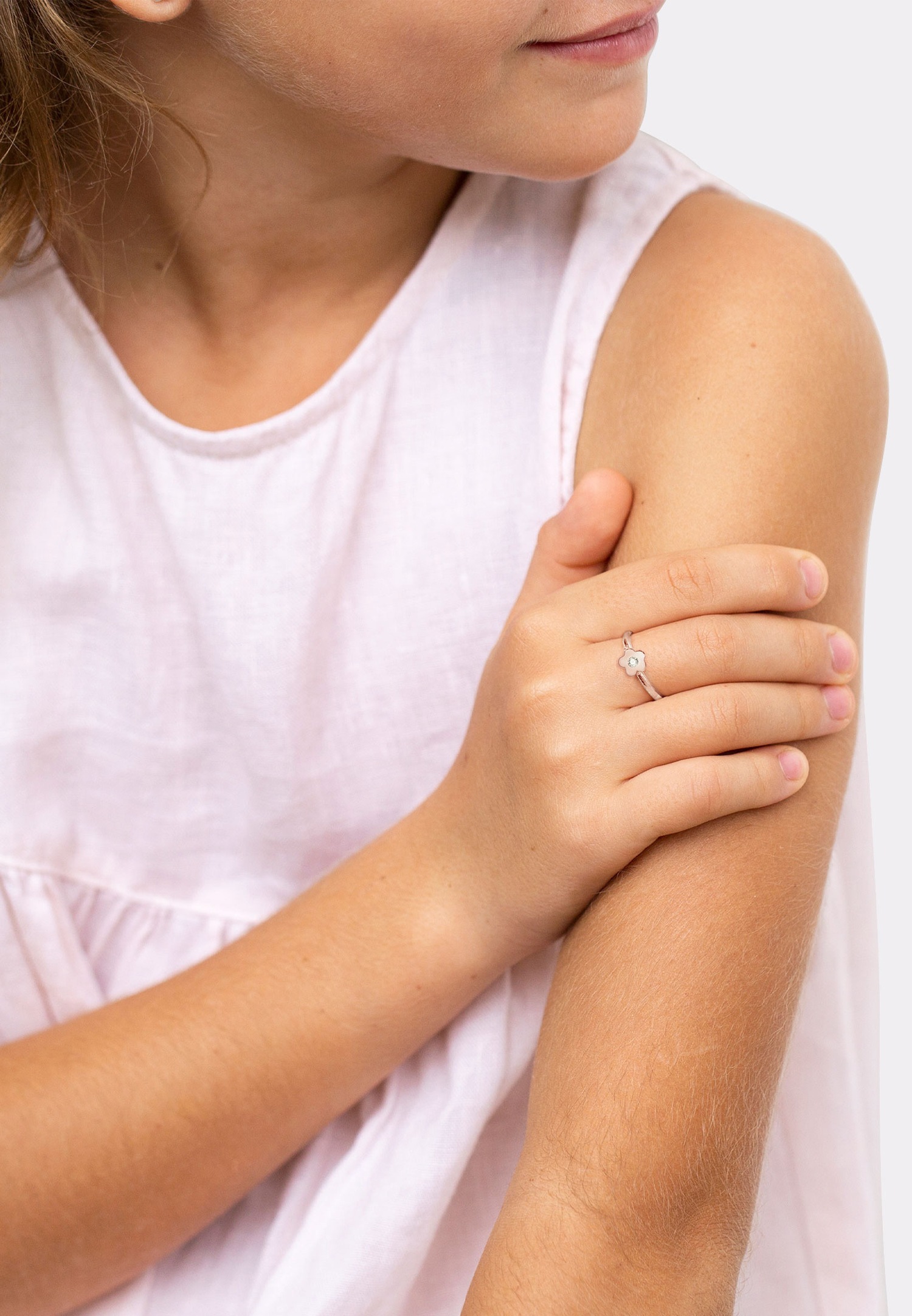 Elli vaiko gėlių motyvas, žaidžiantis su kristalais iš 925 sidabro