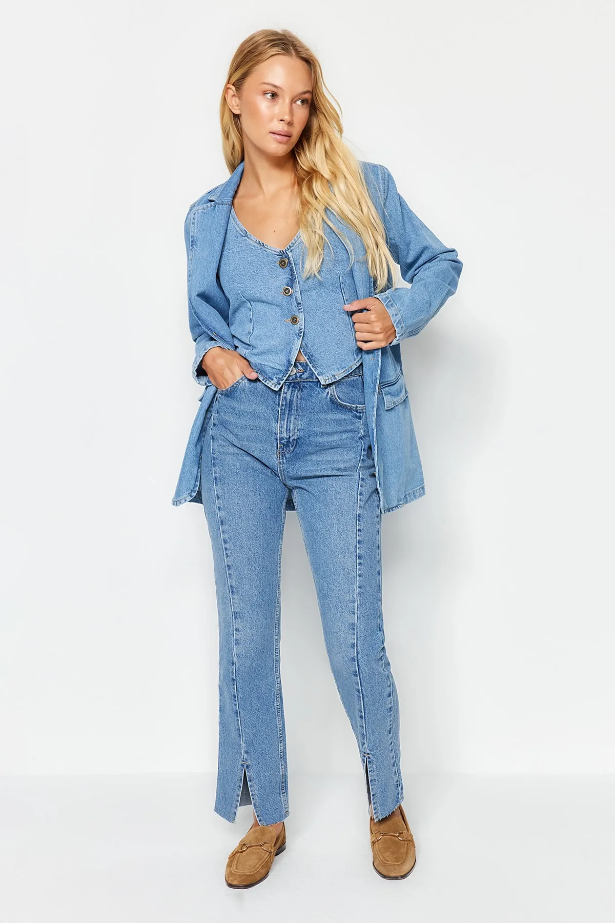 Trendyol Collection  Blaue gerade Jeans mit Schlitz und hoher Taille und Ziernähten TWOAW23JE00099