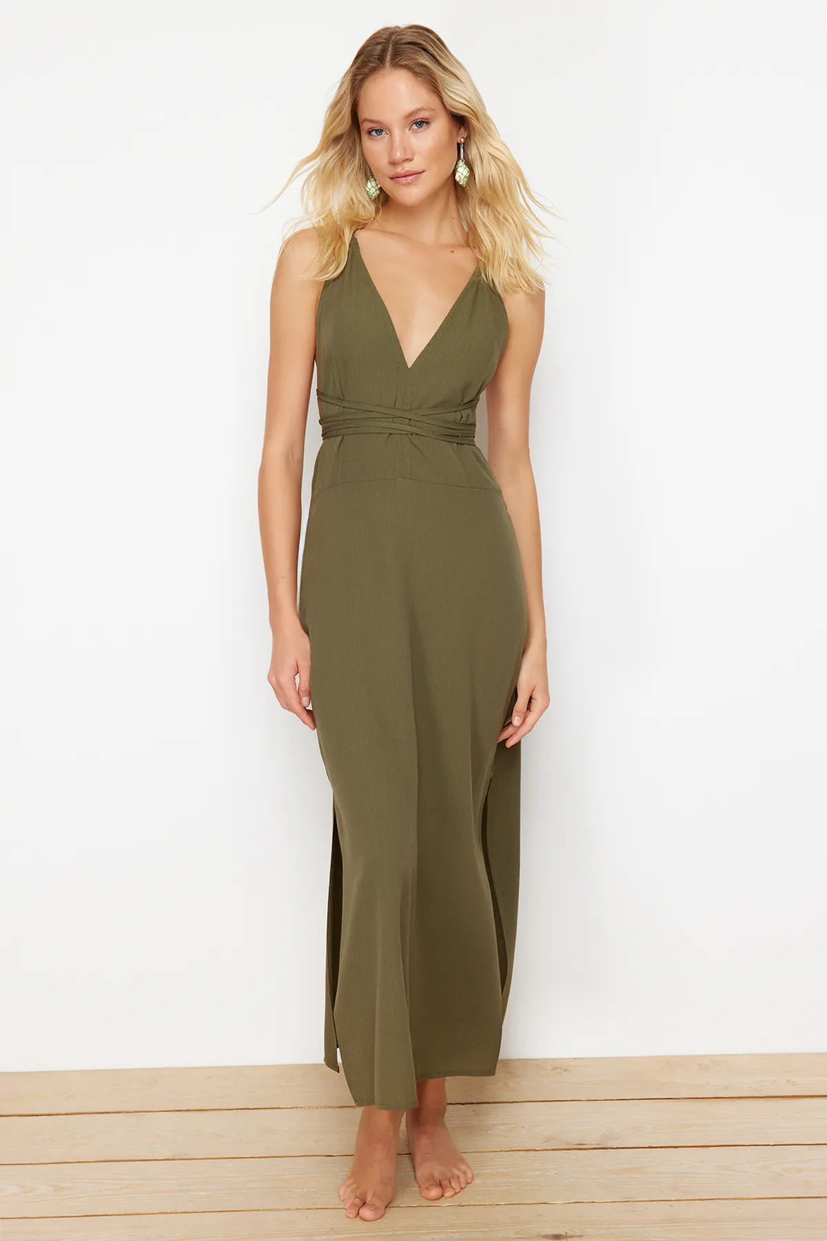 Trendyol Collection  Khakifarbenes Midi-Strandkleid mit gewebtem Rücken und tiefem Ausschnitt TBESS22EL0727