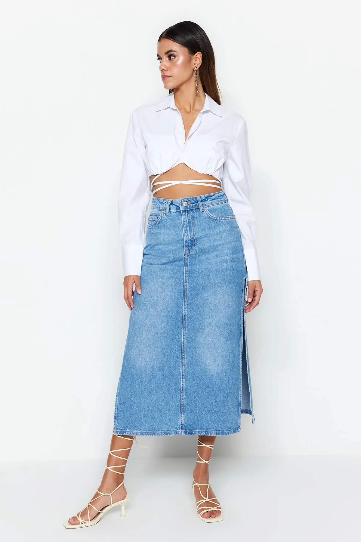 Trendyol Collection  Hellblauer High Waist Maxi Jeansrock mit Schlitzen TWOSS23ET00109