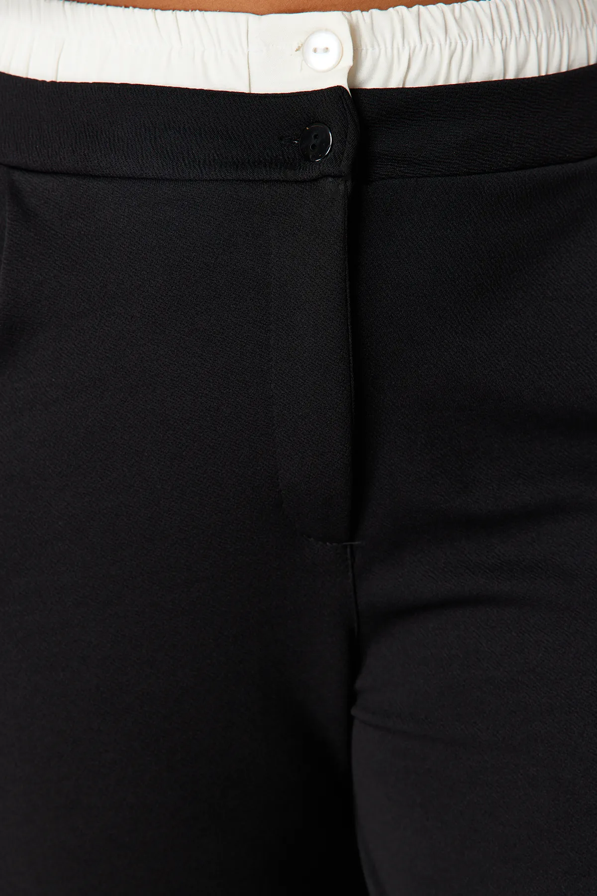 Trendyol Curve  Schwarze Strickhose mit Taillendetail TBBSS24AR00000