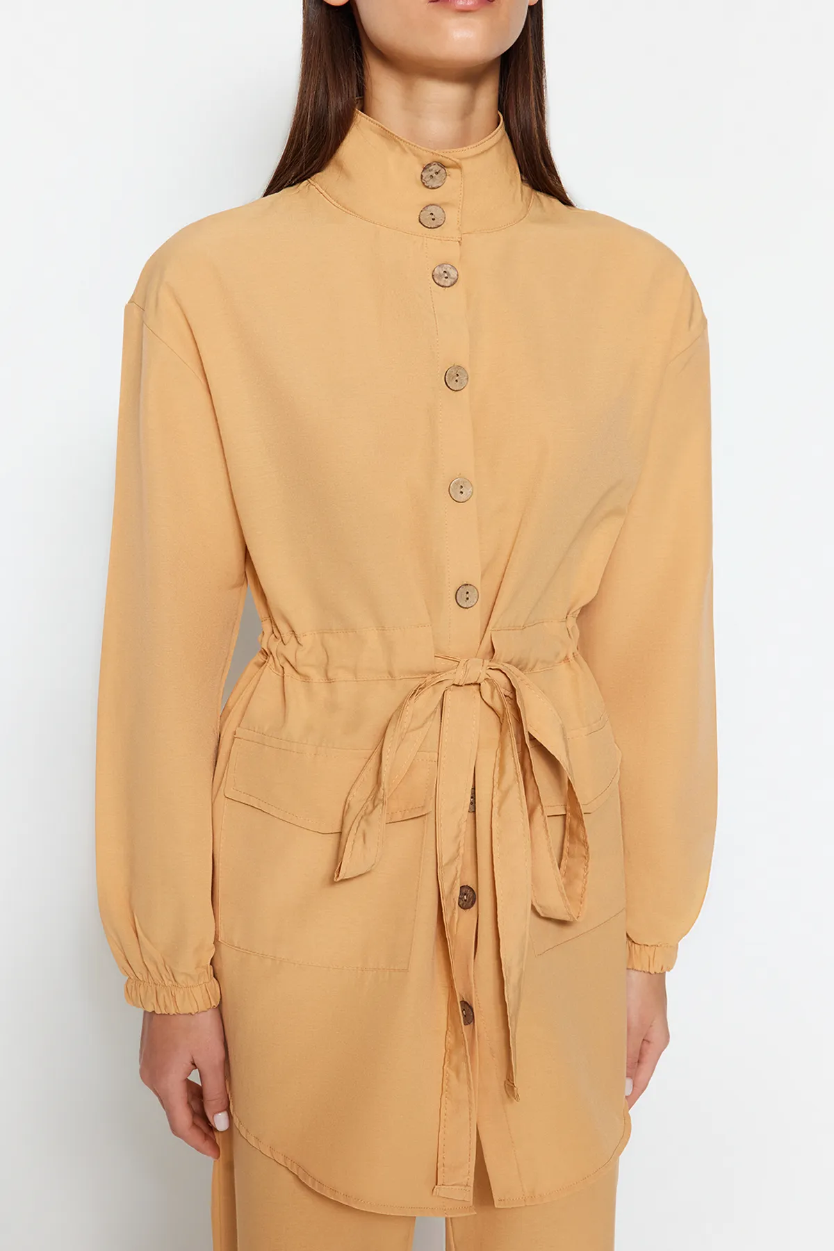 Trendyol Modest  Dunkelbeiger, gewebter Anzug aus Hemd und Hose mit Stehkragen und Gürtel TCTSS21AU0247