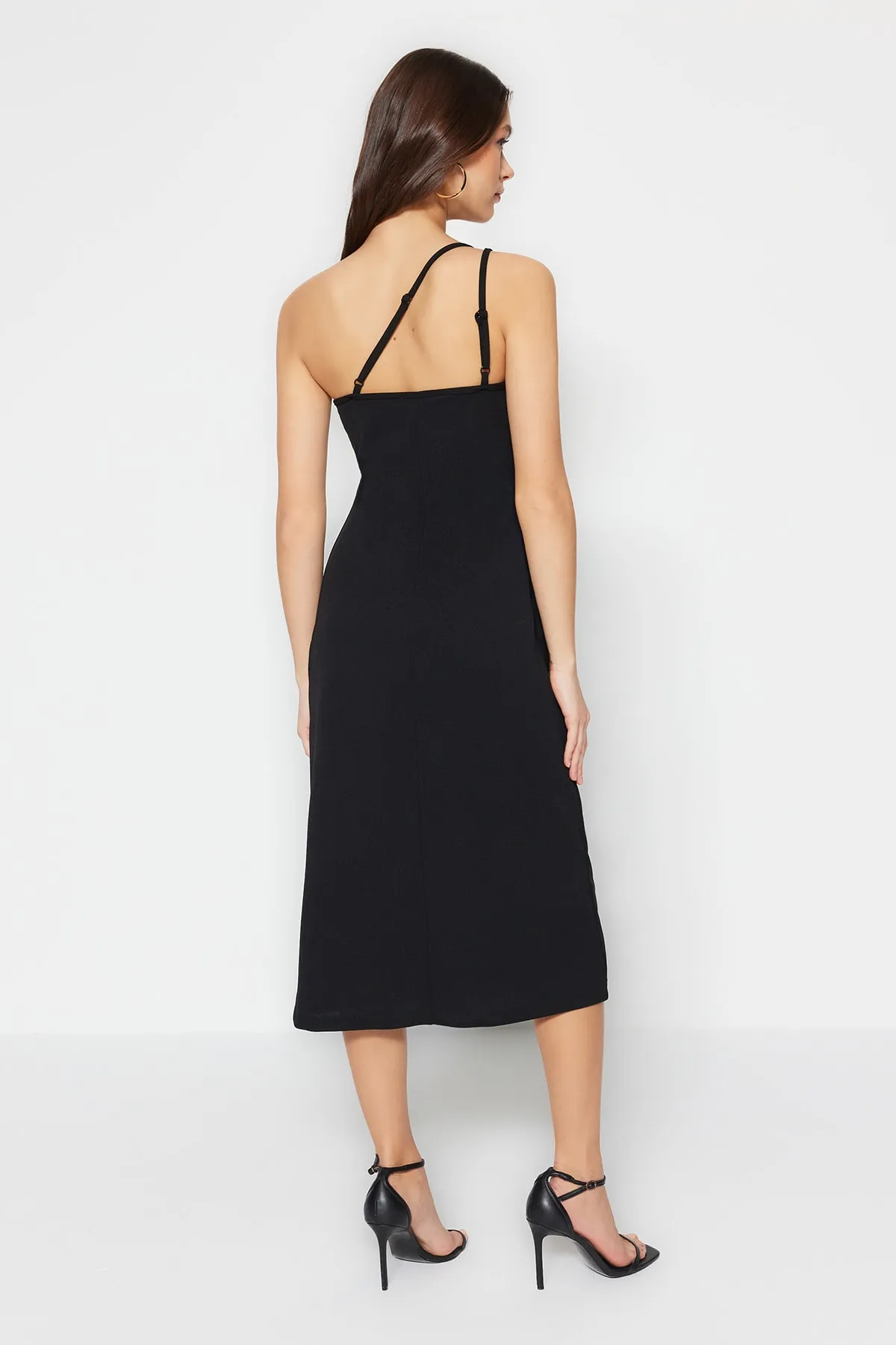 Trendyol Collection  Schwarzes Midi-Strickkleid aus Krepp mit Trägern TWOSS23EL02303