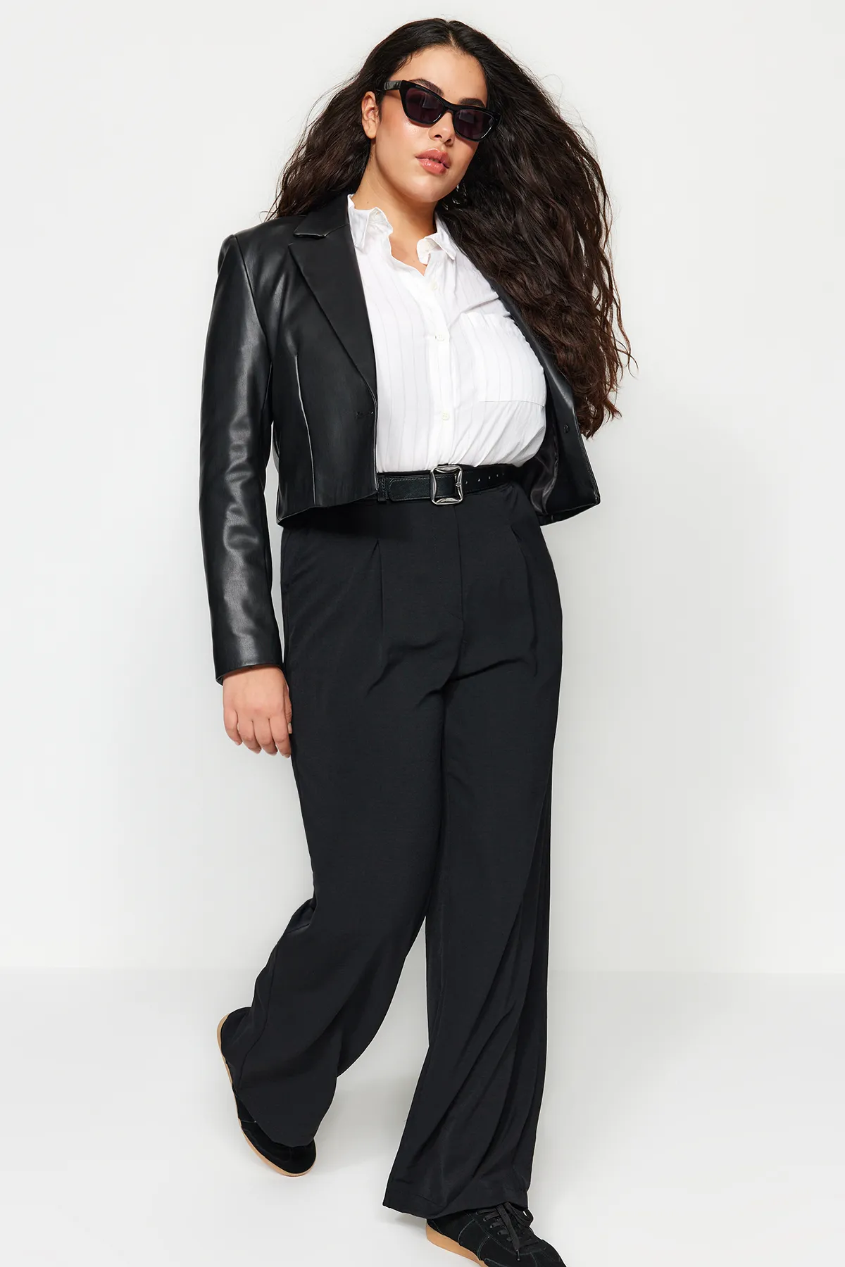 Trendyol Curve  Schwarze plissierte Webhose mit hoher Taille TBBSS22PL0448