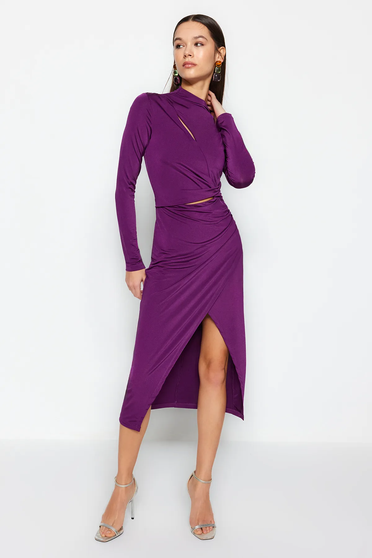 Trendyol Collection  Elegantes, pflaumenfarbenes, gestricktes Abendkleid mit Fensterausschnitt und Ausschnitten TPRAW24EL00143