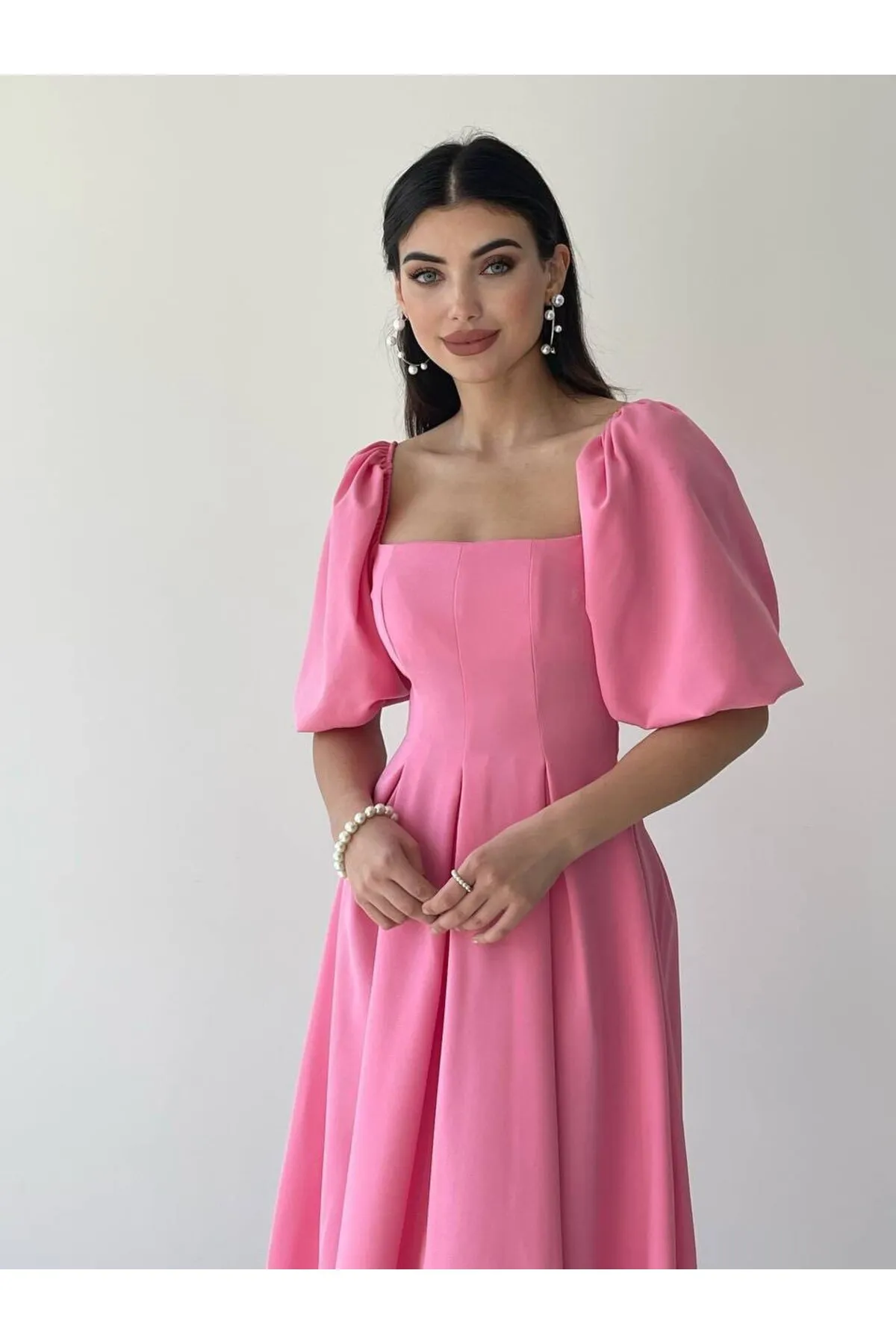 SONREİR  Kurzes, plissiertes langes Kleid mit Ballonärmeln und quadratischem Ausschnitt