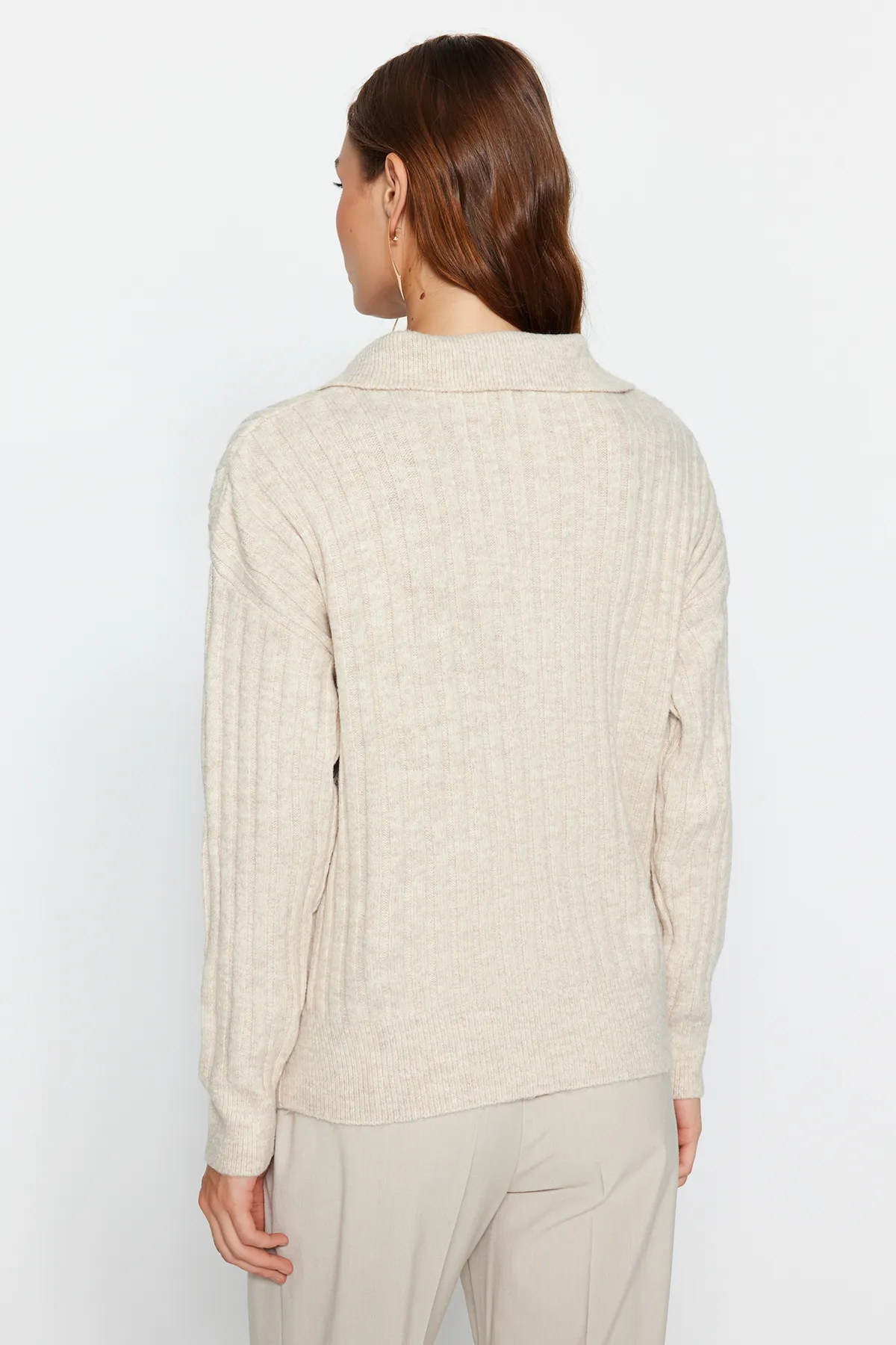 Trendyol Collection  Steinfarbener, weich strukturierter Strickpullover mit Polokragen TWOAW24KZ00678