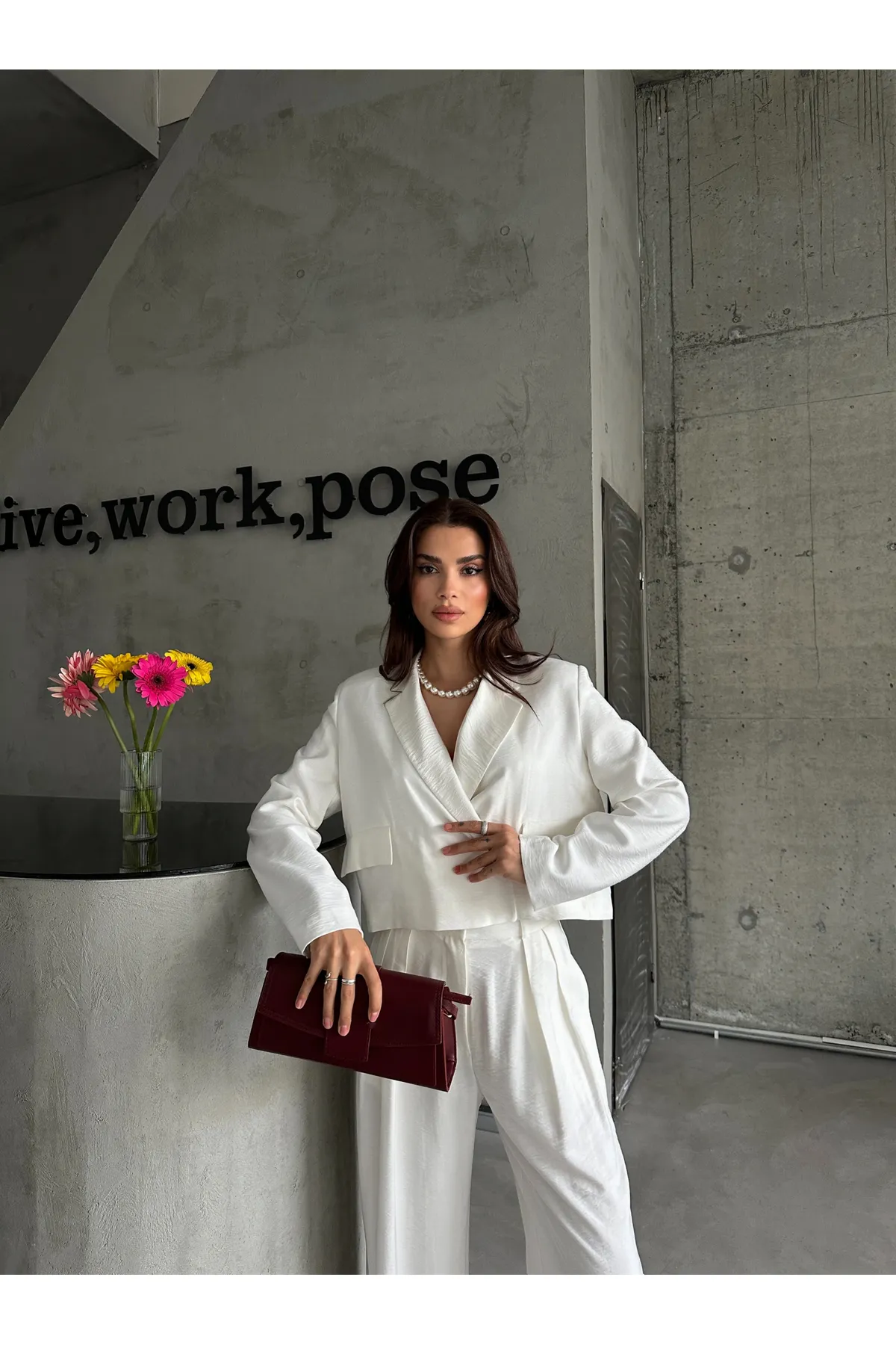 Laluvia  Ecrufarbenes, zweireihiges Set aus kurzer Jacke und Palazzo-Hose