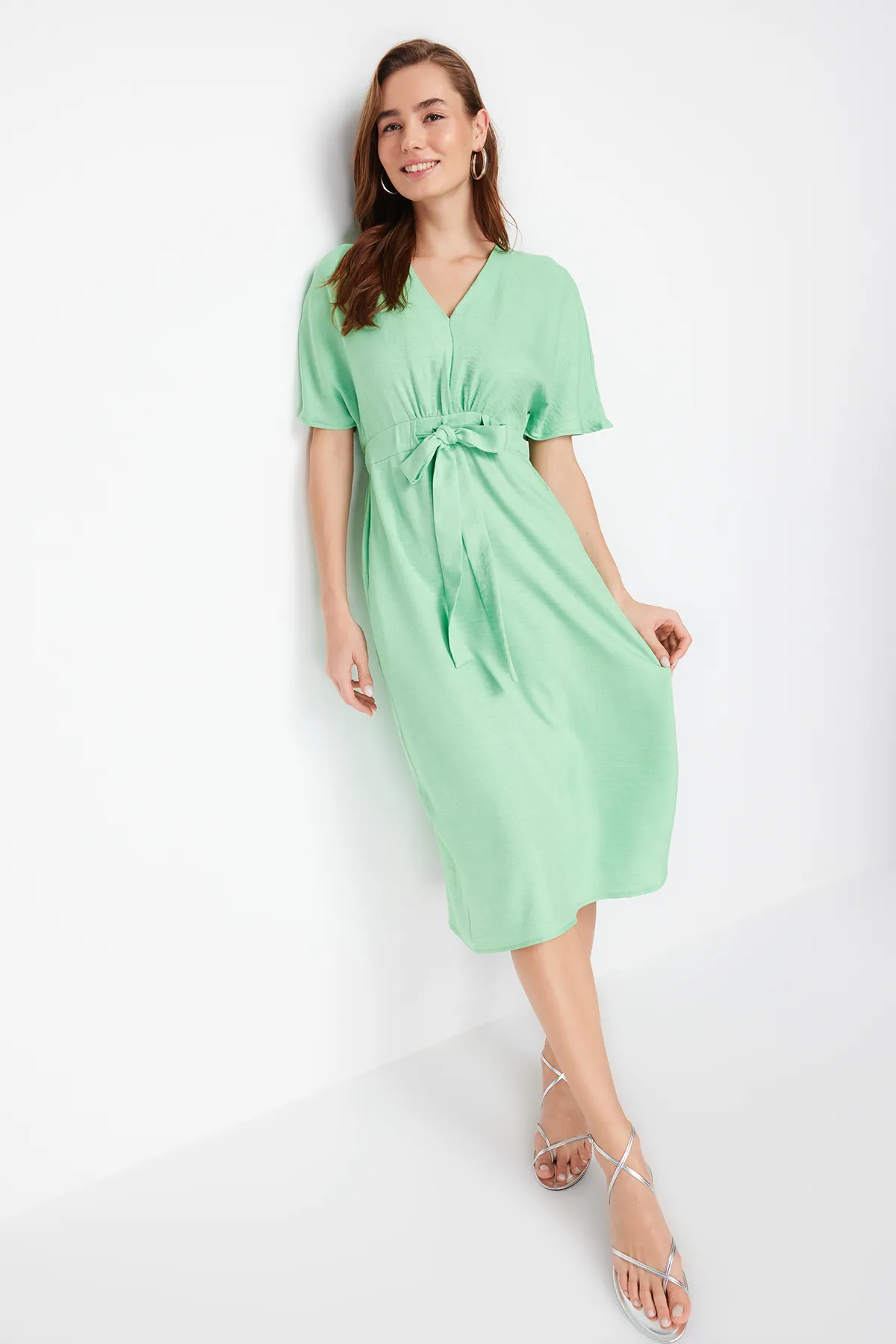 Trendyol Collection  Grünes Midi-Webkleid in A-Linie/Glockenform mit Bindedetail TWOSS23EL01543