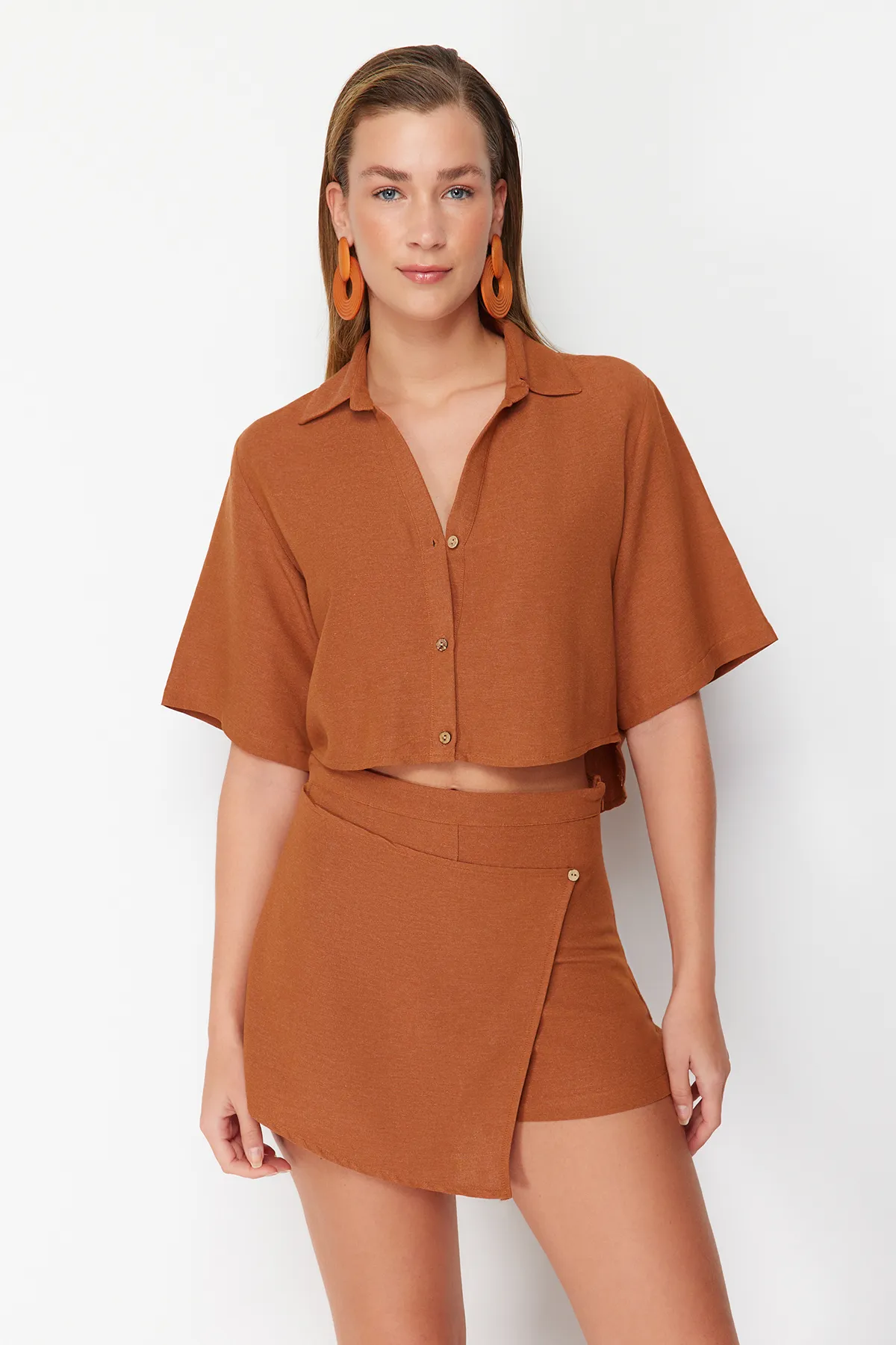 Trendyol Collection  Braunes Hemd-Shorts-Set aus gewebtem Leinengemisch TBESS24AU00019