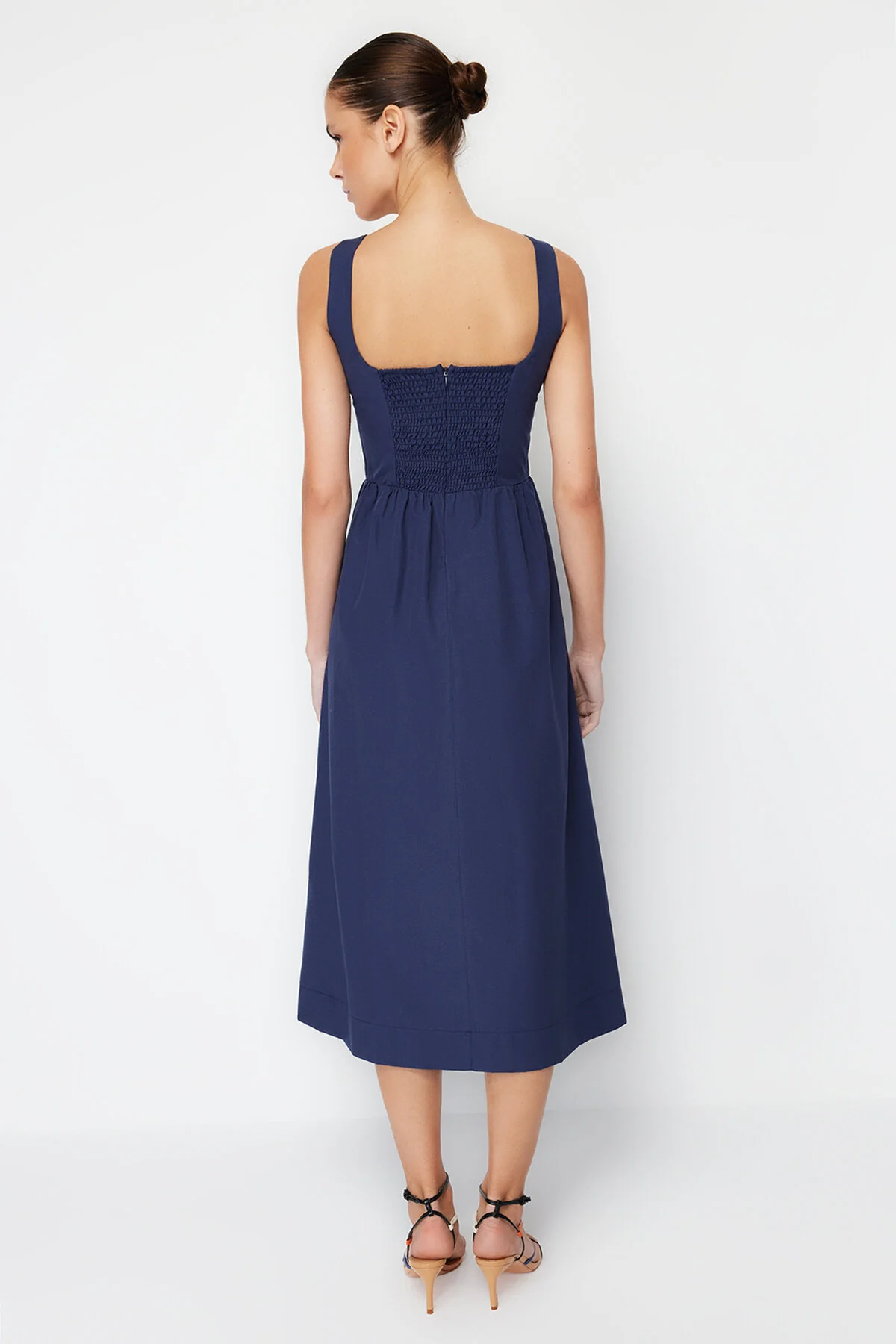 Trendyol Collection  Midi-Korsett-Webkleid mit Indigo-Taille und Nähdetail TWOSS24EL00038