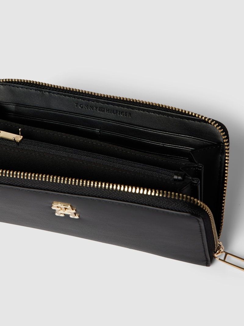 Portemonnaie mit Label-Applikation Modell 'ICONIC' in schwarz