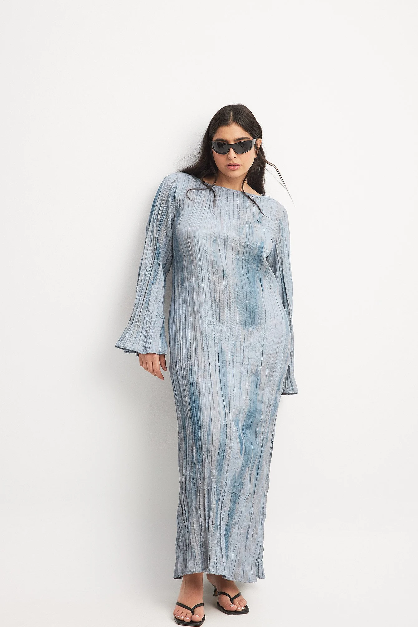 Maxikleid in Knitteroptik mit langen Ärmeln und offenem Rücken