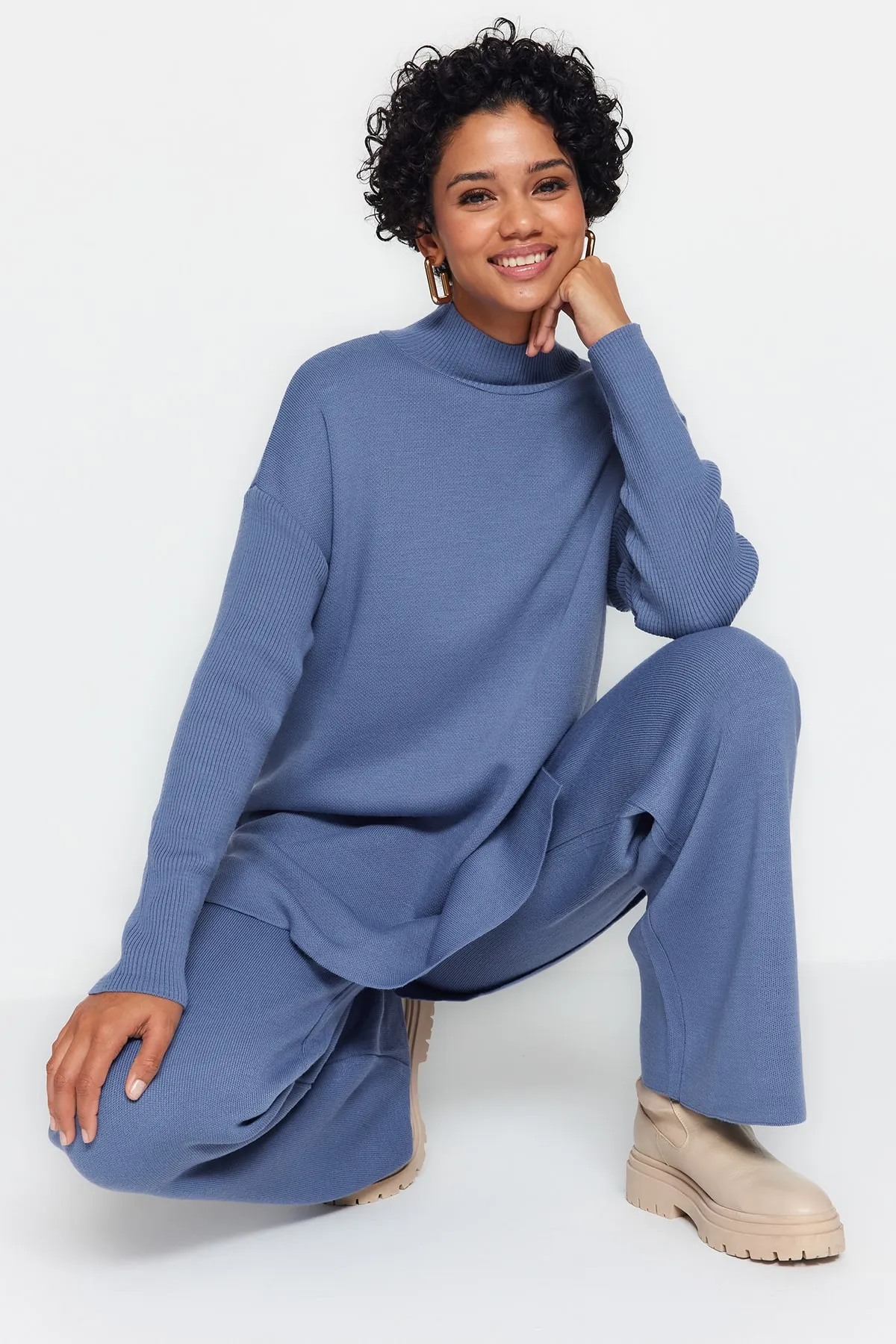 Trendyol Modest  Indigoblaues Strickoberteil-Set mit Schlitz und weitem Bein TCTAW24US00028