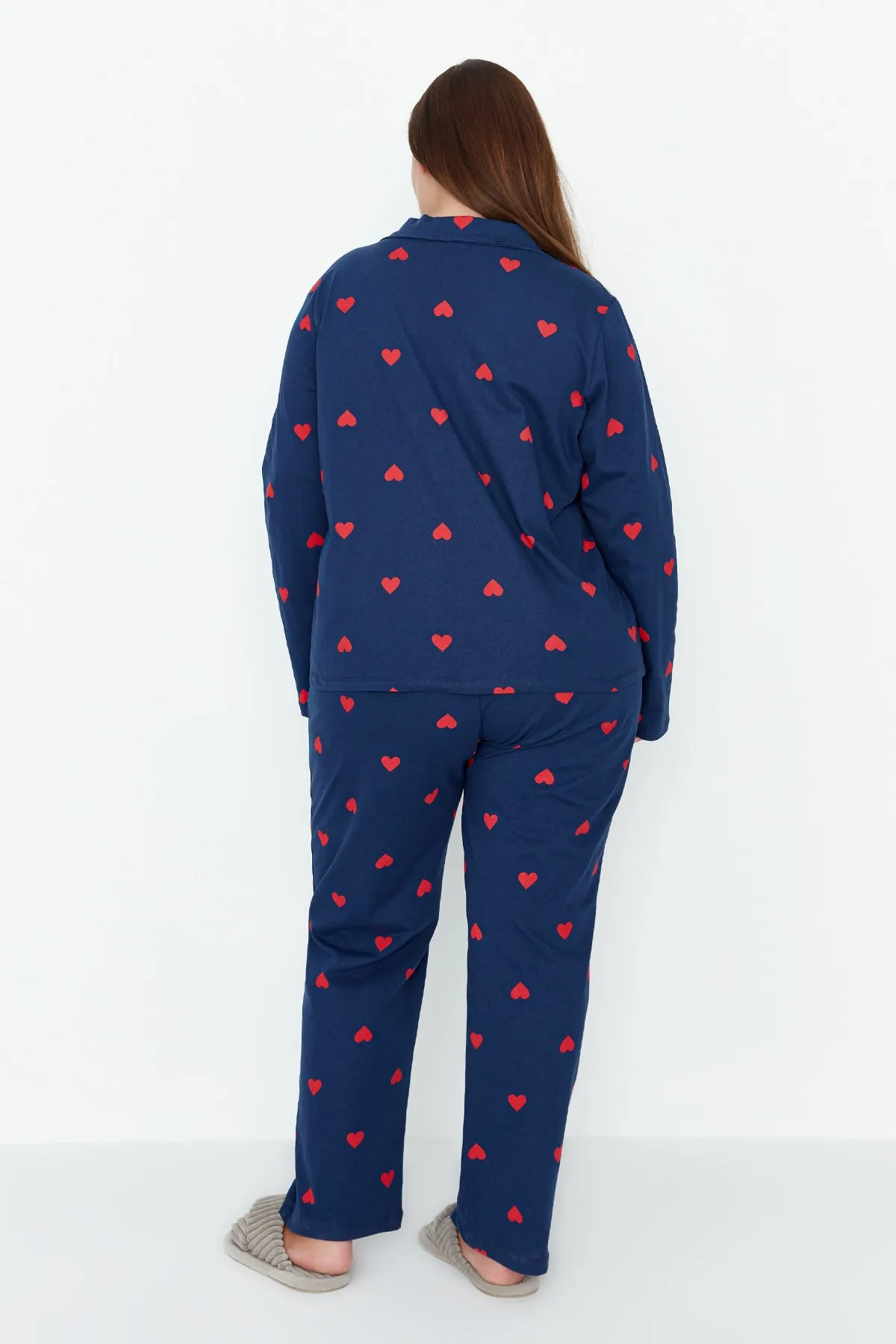 Trendyol Curve  Marineblaues Strick-Pyjama-Set mit Hemdkragen und Herzmuster TBBAW23AI00019