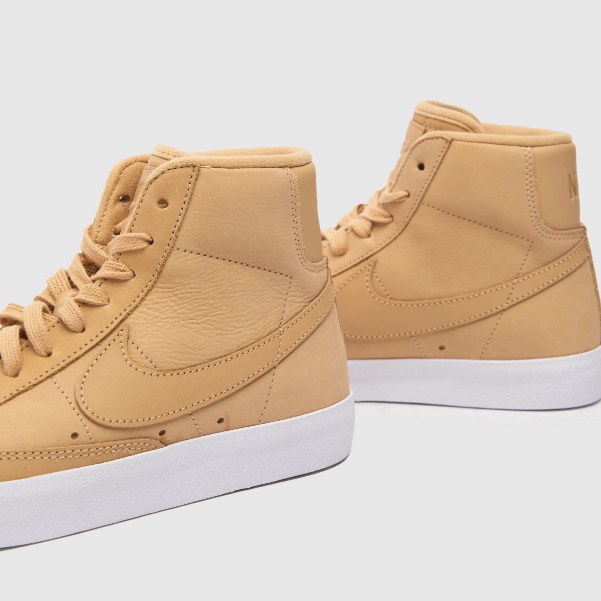Nike Blazer Mid77 LX – Bruna träningsskor