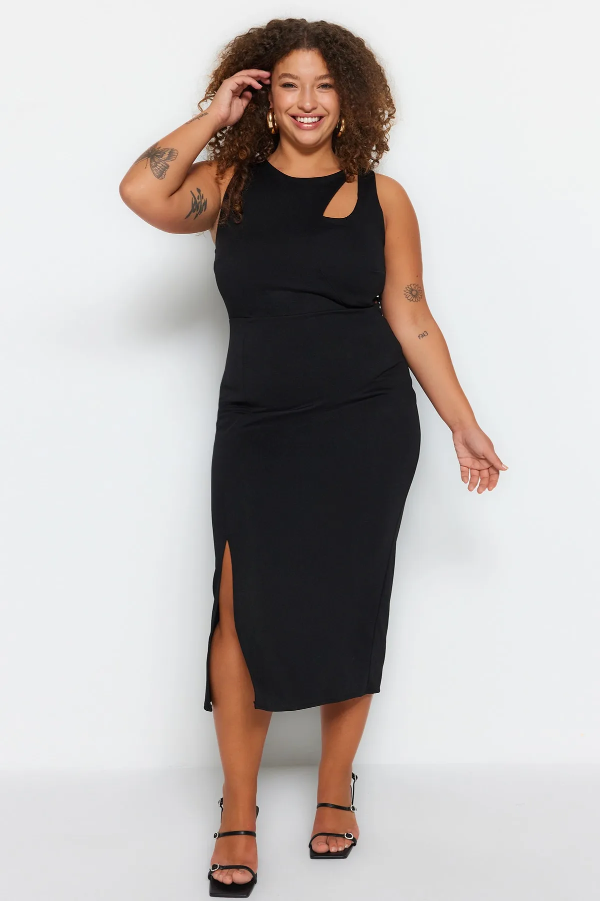 Trendyol Curve  Schwarzes, figurbetontes Strickkleid mit Ausschnitten und detailliertem Schlitz TBBSS23AH00192