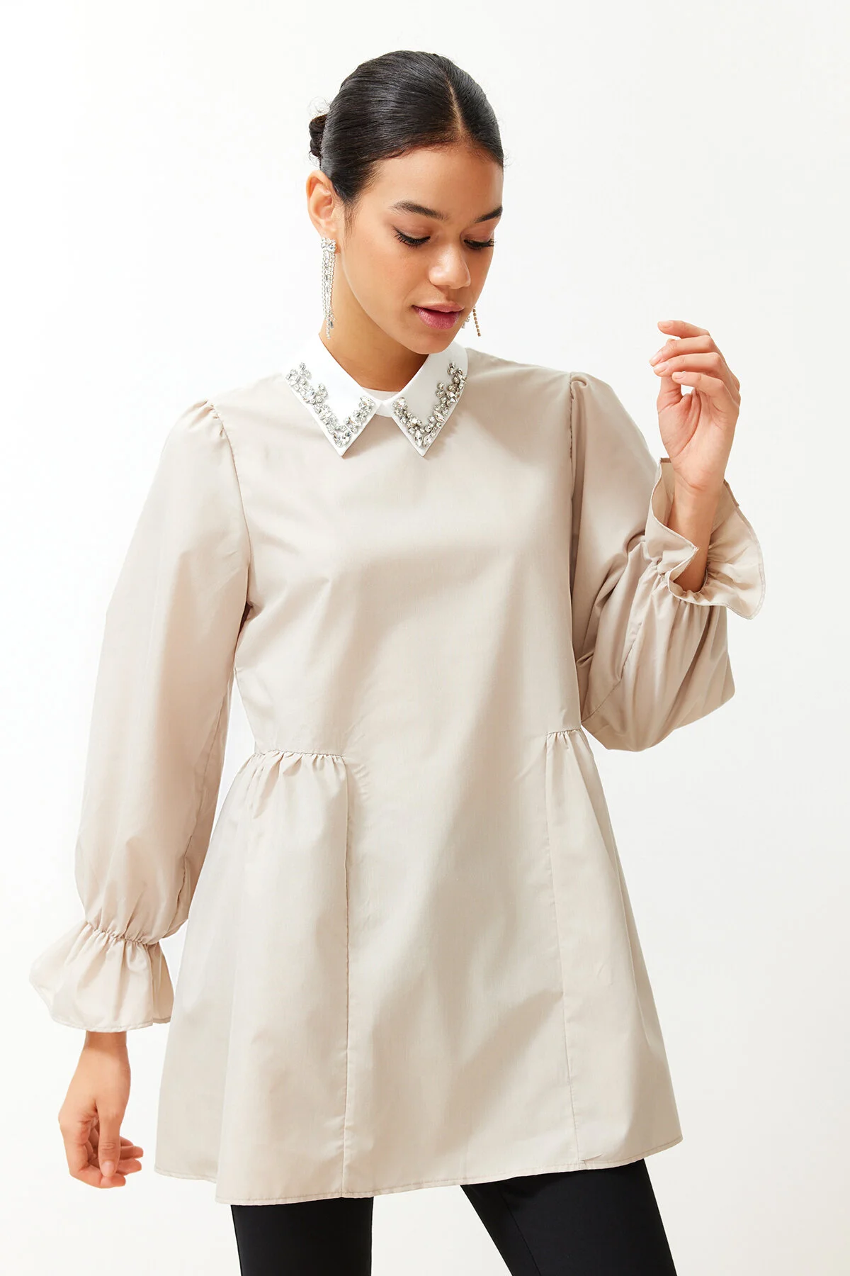 Trendyol Modest  Baumwoll-Tunika mit Perlenkragen und Steindetail TCTSS24UK00002