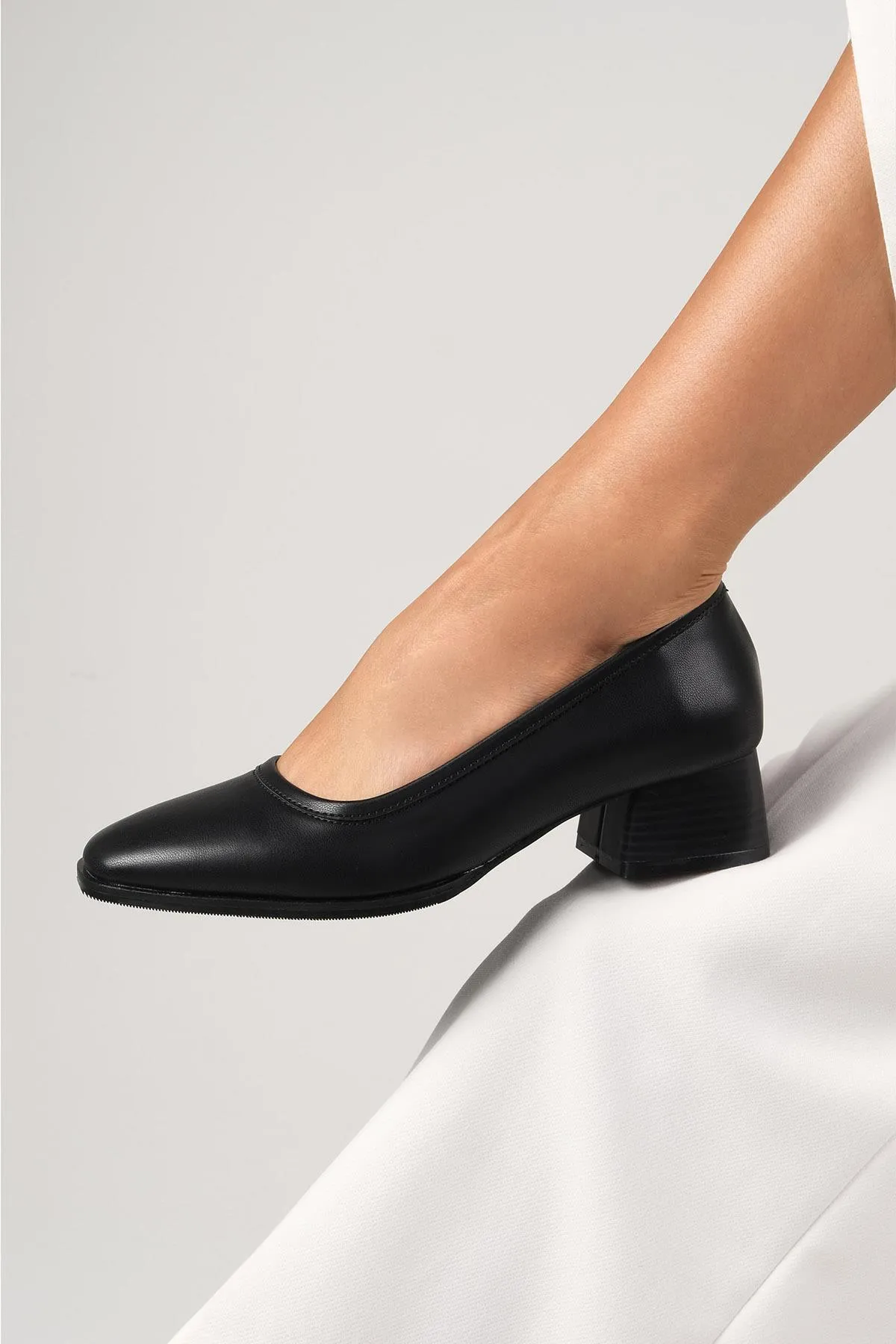 Mio Gusto  Mona Damen-Schuhe mit kurzem Absatz, schwarze Farbe, stumpfe Zehenpartie, dicke Sohle
