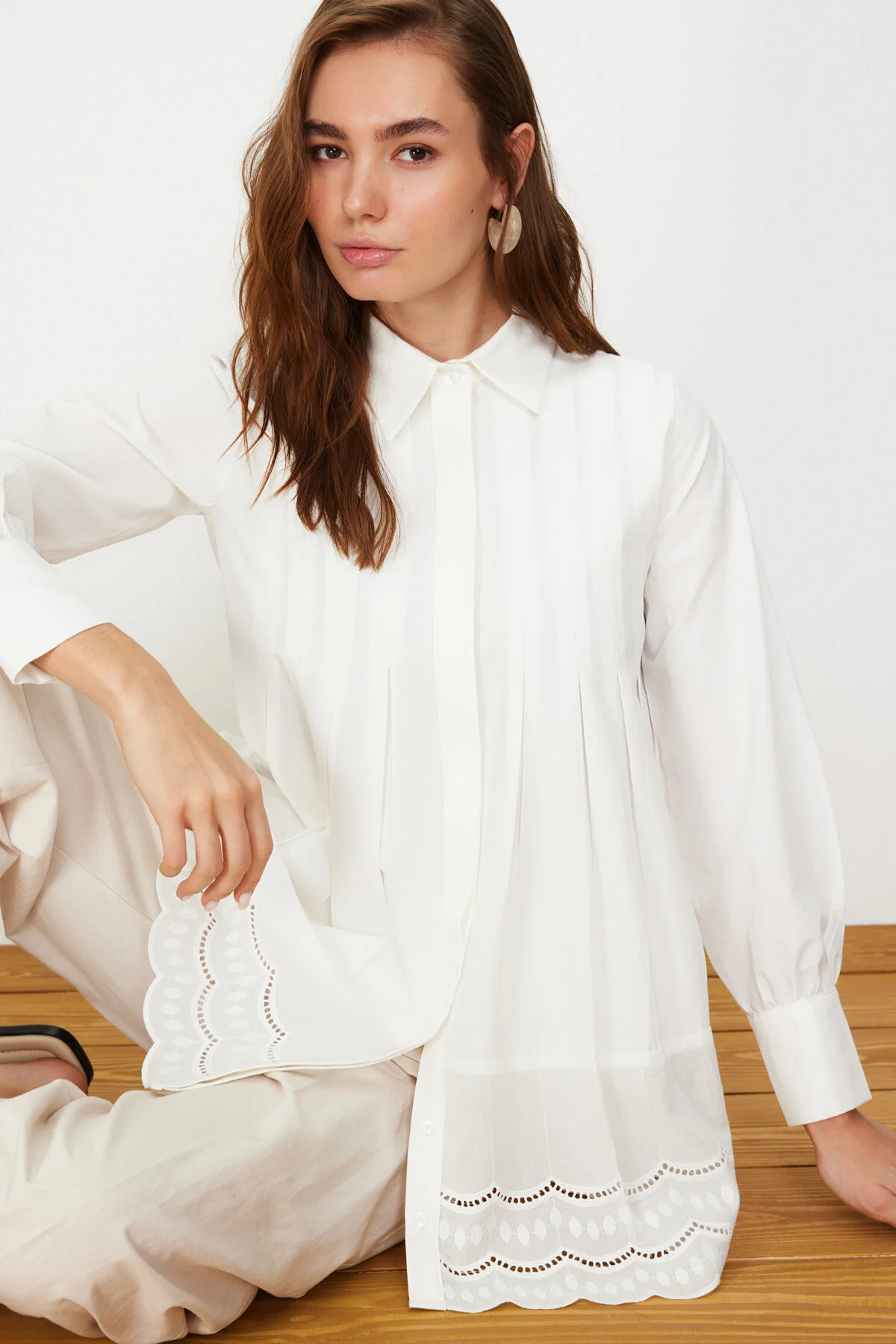 Trendyol Modest  Ecrufarbenes, gewebtes Baumwollhemd mit Stickereidetail TCTSS24TG00017