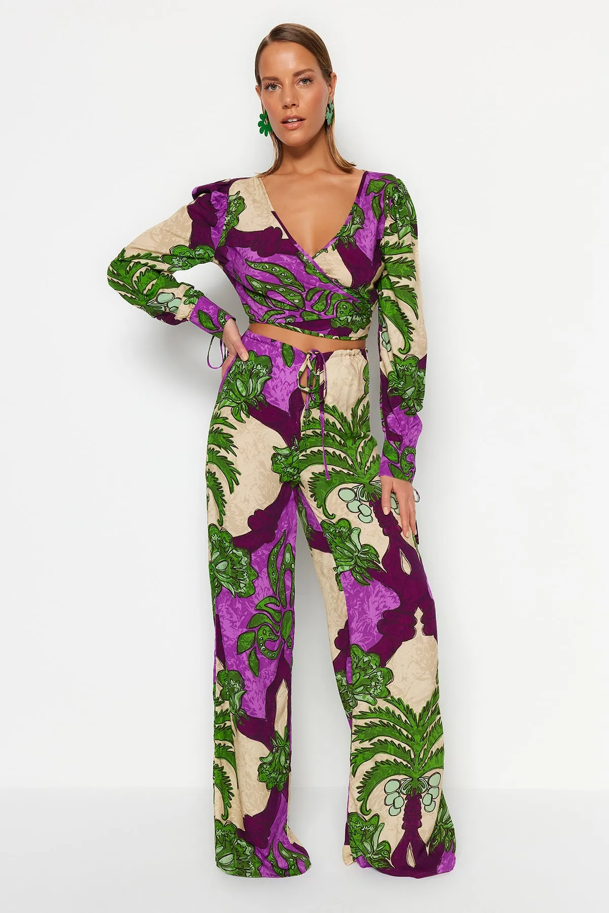Trendyol Collection  Set aus gewebter Bluse und Hose mit tropischem Muster TBESS23AU00103