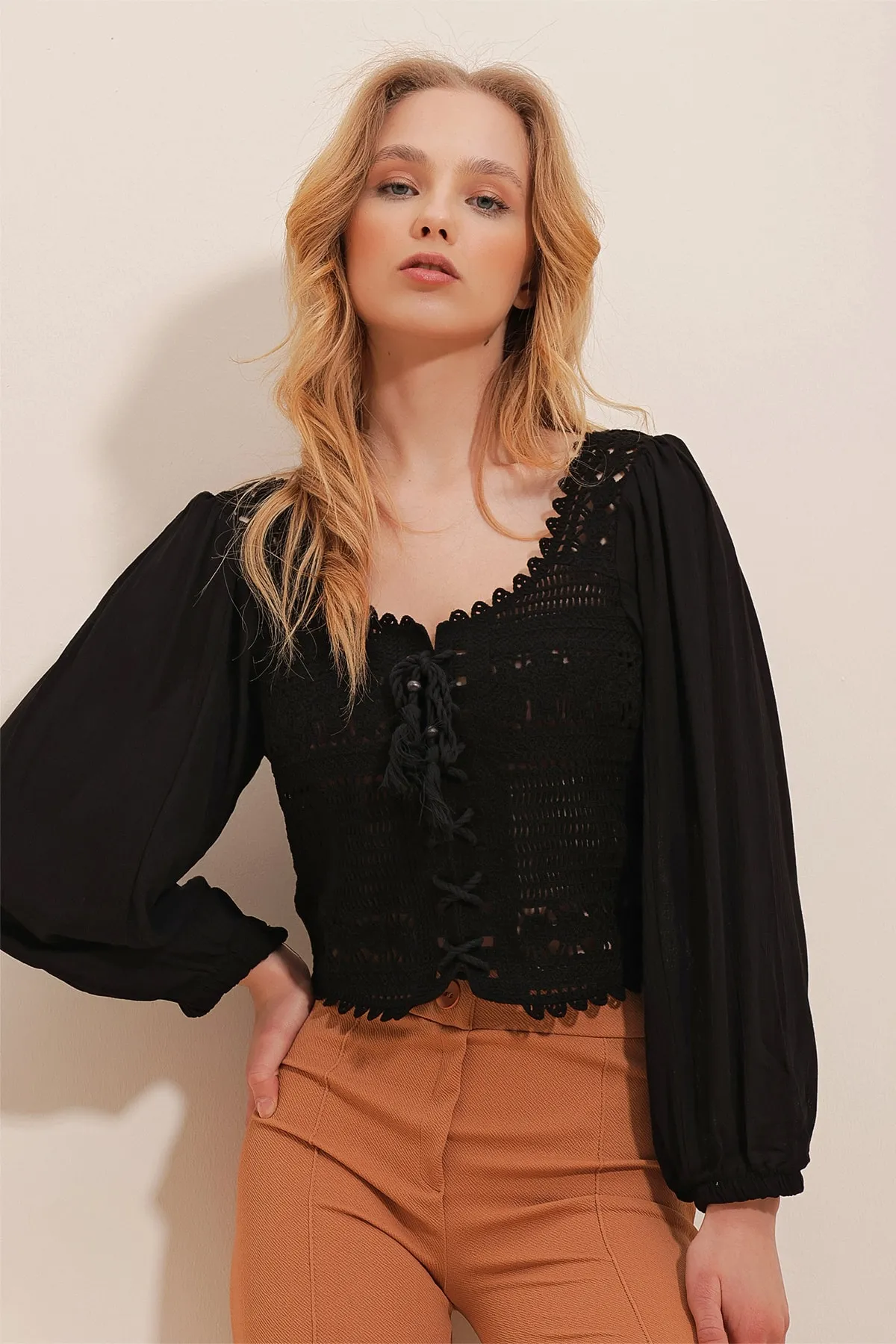 Trend Alaçatı Stili  Schwarze, gehäkelte, gewebte Crop-Bluse mit eckigem Ausschnitt für Damen in Schwarz, vorne gebunden, ALC-X10028