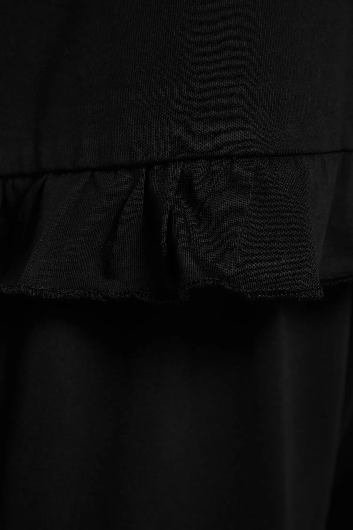 Trendyol Curve  Schwarzes Pyjama-Set aus Strick mit Trägern und Rüschendetail TBBSS22PT0564