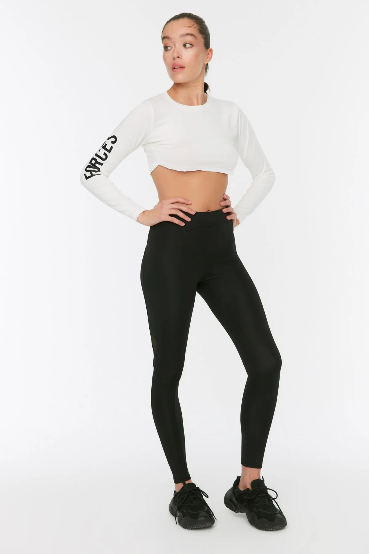 Trendyol Collection  Gestrickte Sport-Leggings in voller Länge aus schwarzem Tüll mit detaillierten Details TWOAW20TA0023
