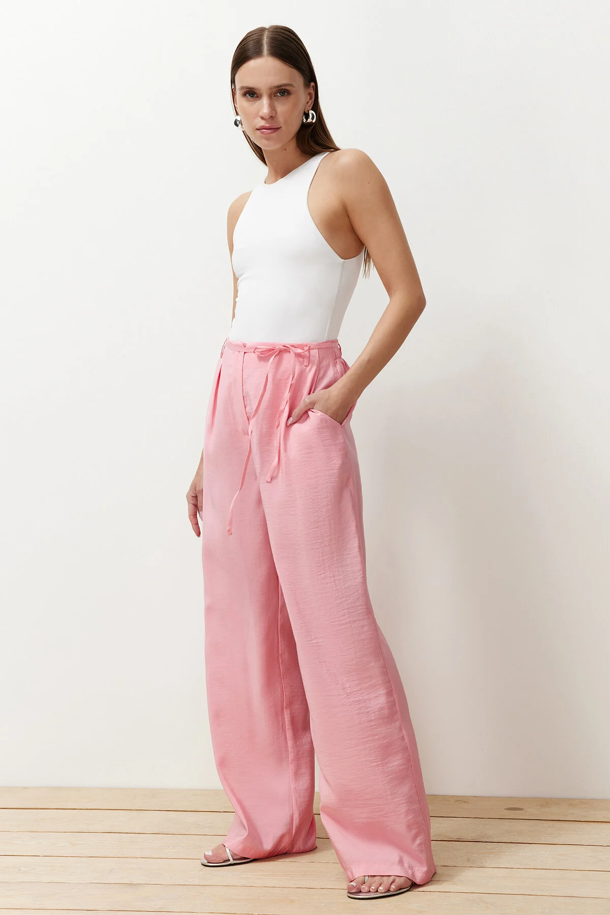 Trendyol Collection  Rosafarbene, gewebte Hose mit Modalanteil und dünnem Gürtel, plissiert, weit geschnitten, weites Bein TWOSS24PL00121