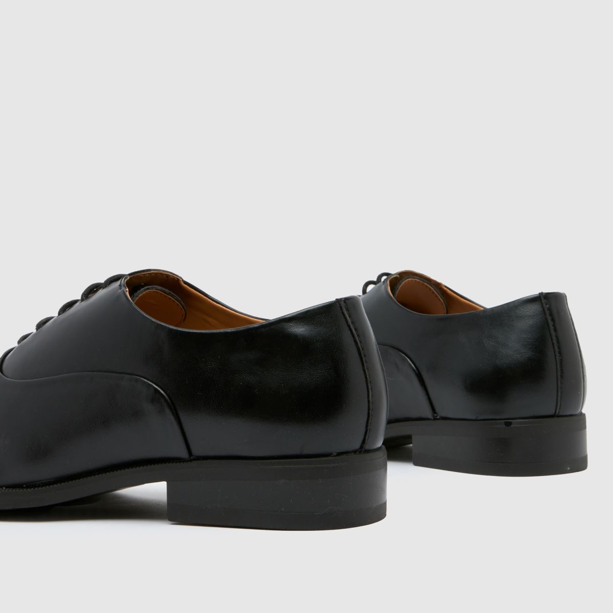 Schuh Rafa – Svarta skor med tåhätta och snörning