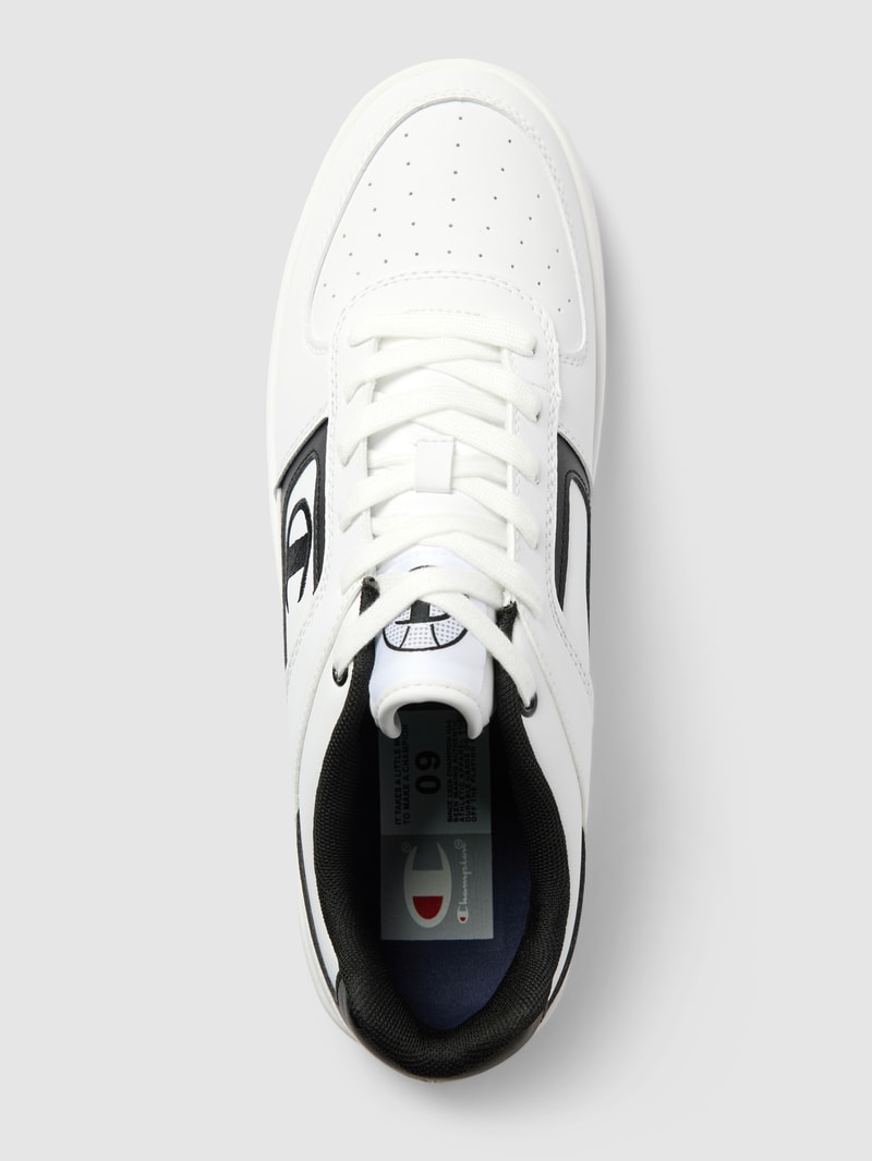 Sneaker mit Label-Detail in weiß