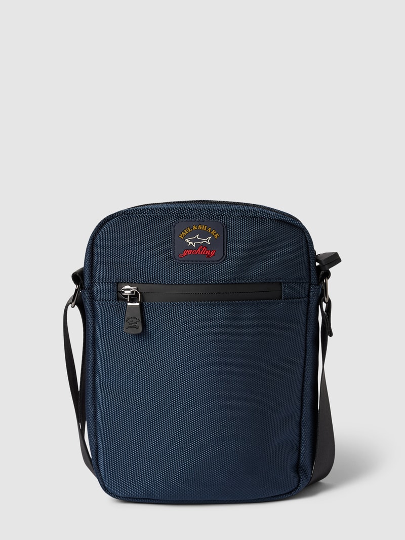 Umhängetasche mit Label-Patch in marineblau