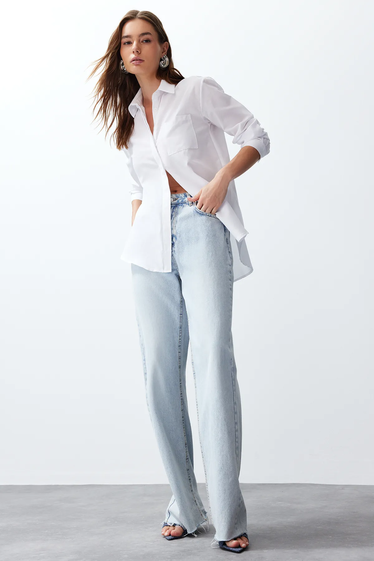 Trendyol Collection  Ecrufarbenes, gewebtes Oversize-Hemd – Taschen, weite Passform TWOSS24GO00129