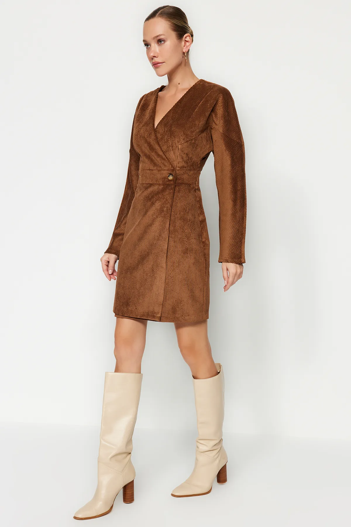 Trendyol Collection  Braunes zweireihiges Mini-Kleid aus gewebtem Samt TWOAW24EL00856