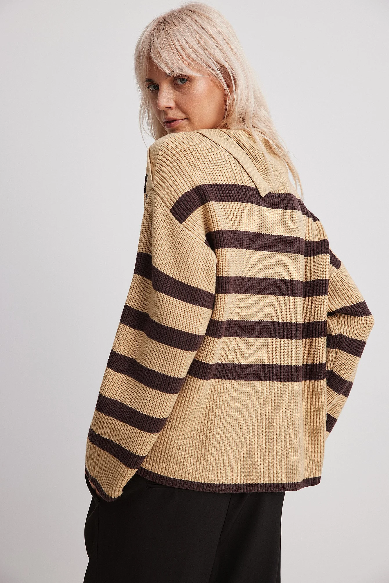 Gestreifter Rollkragenpullover aus Strick