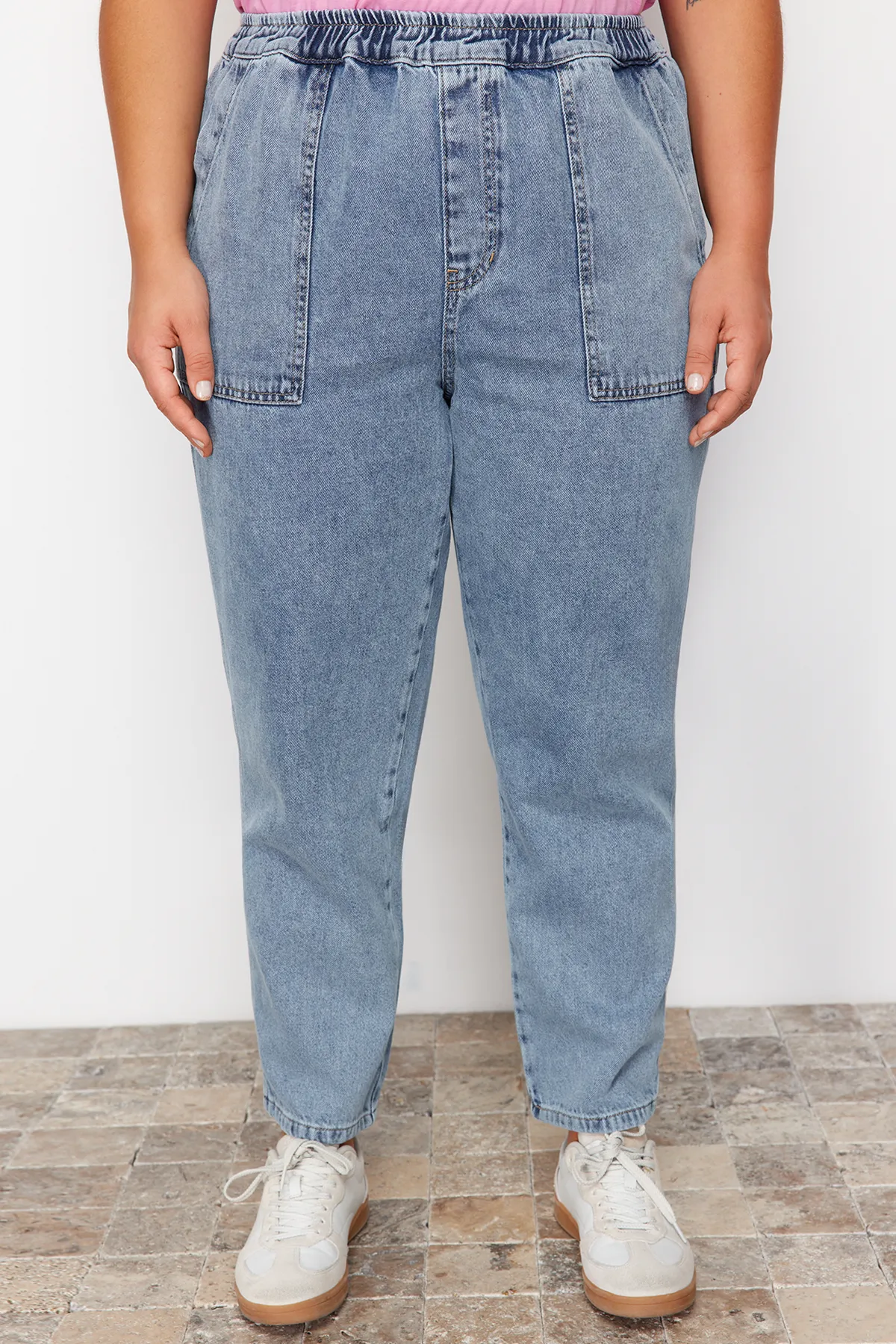 Trendyol Curve  Hellblaue Mom-Fit-Jeans mit elastischem Bund TBBSS24CJ00041