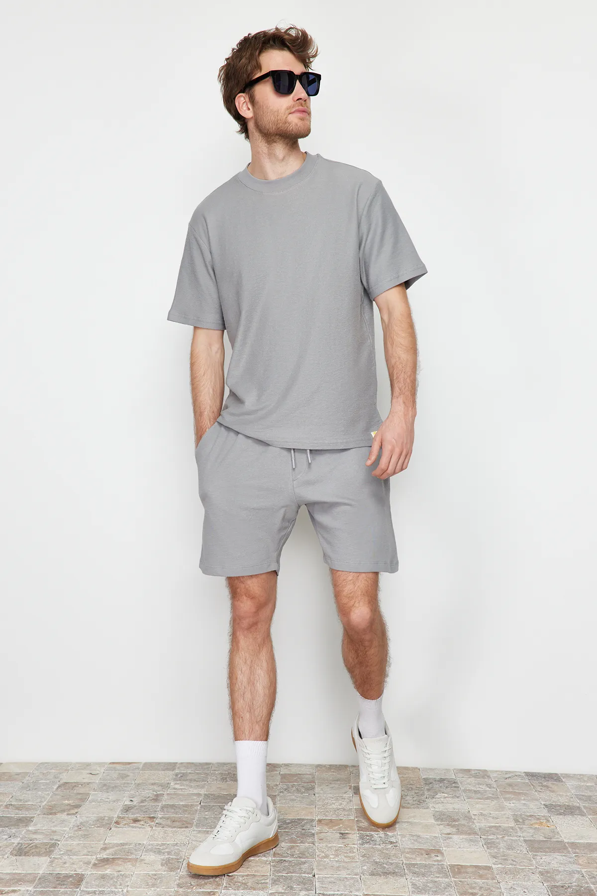 Trendyol Collection  Graue reguläre Shorts aus 100 % strukturierter Baumwolle in limitierter Auflage TMNSS23SR00035