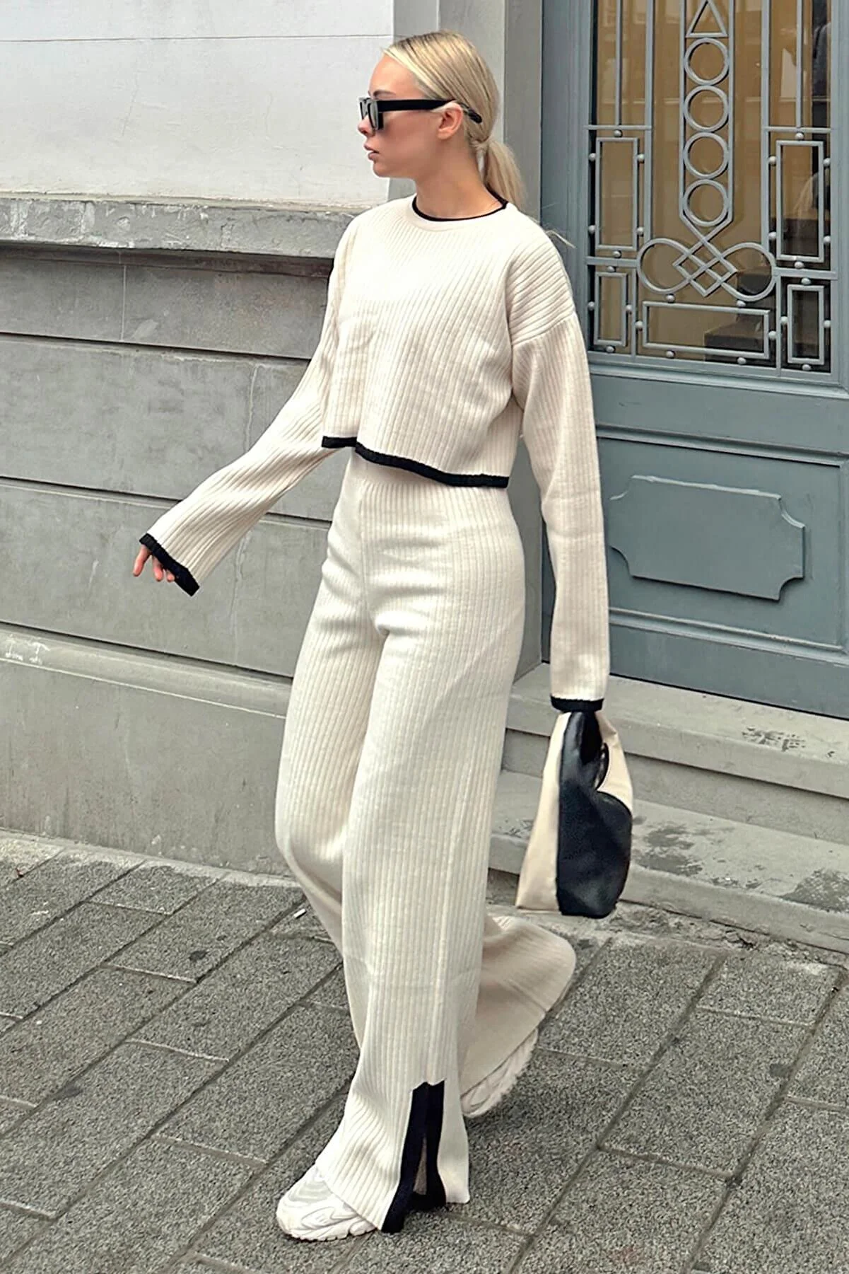 Swist  Beigefarbenes, interstitielles, gestreiftes, geschlitztes Strick-Crop-Hose-Strickwaren-Set mit Unter-Oberteil für Damen